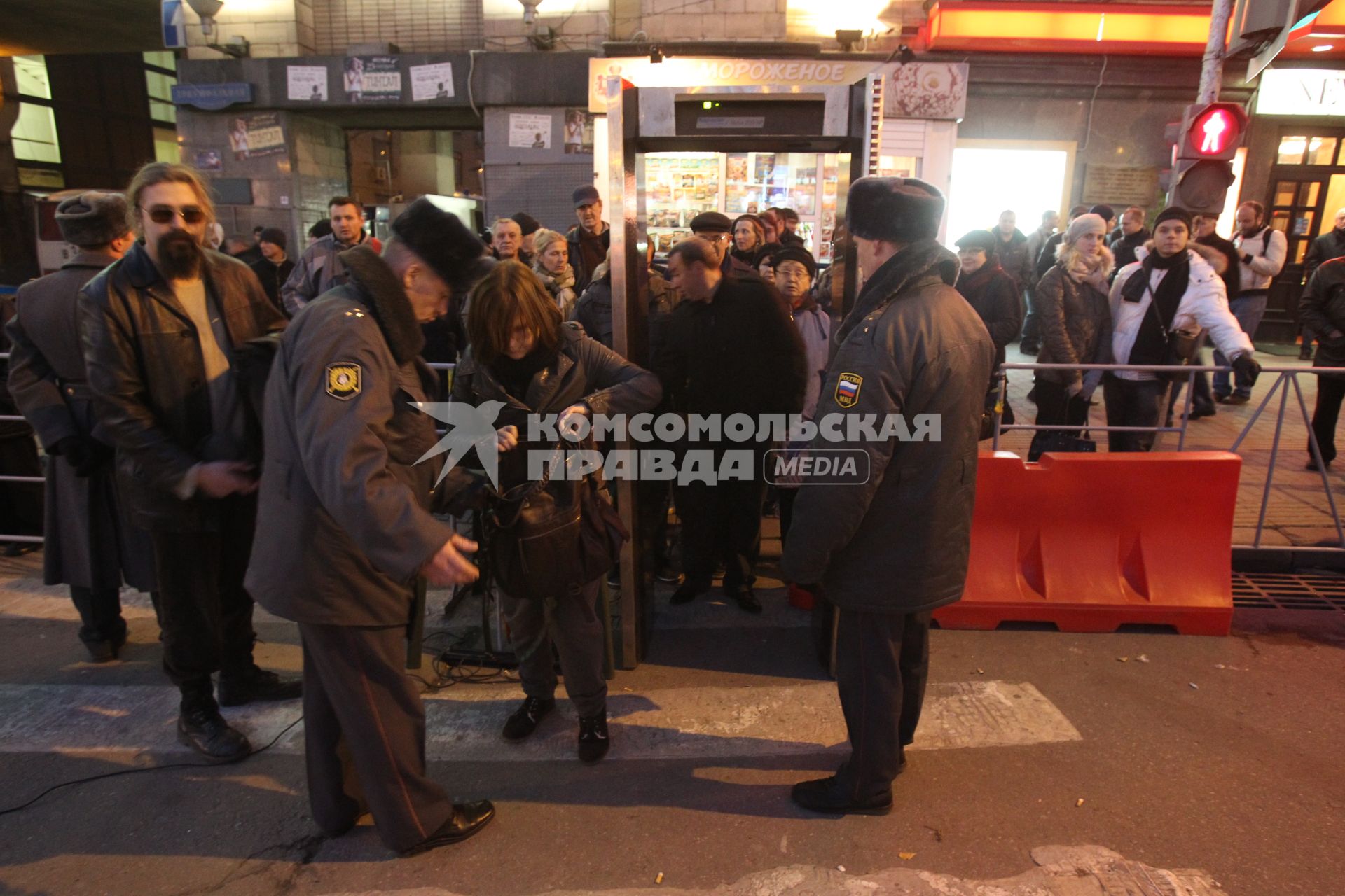 Дата съемки : 31.10.2010.
Митинг в защиту 31 статьи конституции РФ.
На фото : пропускной пункт