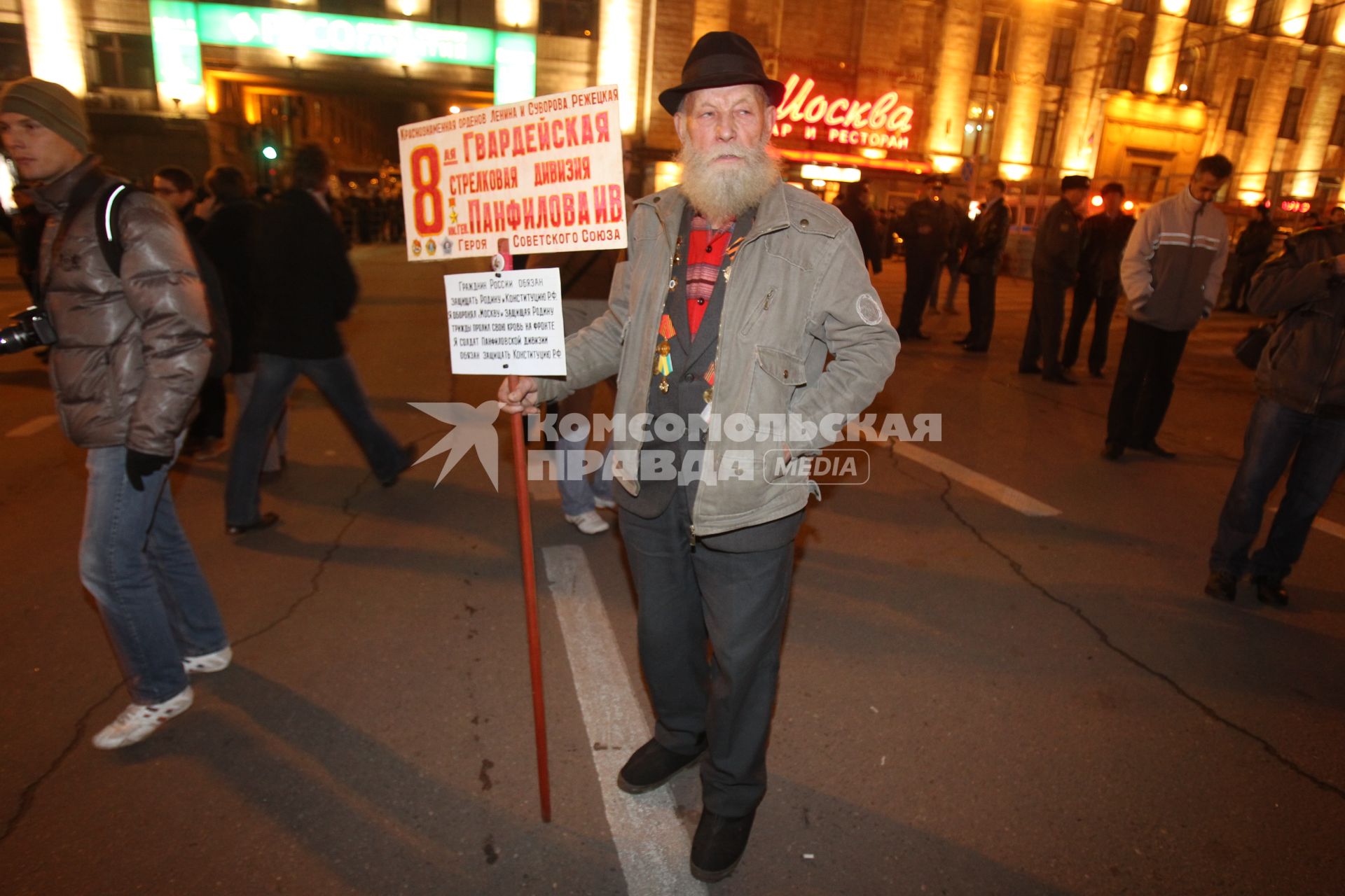 Дата съемки : 31.10.2010.
Митинг в защиту 31 статьи конституции РФ.
На фото : митингующие люди