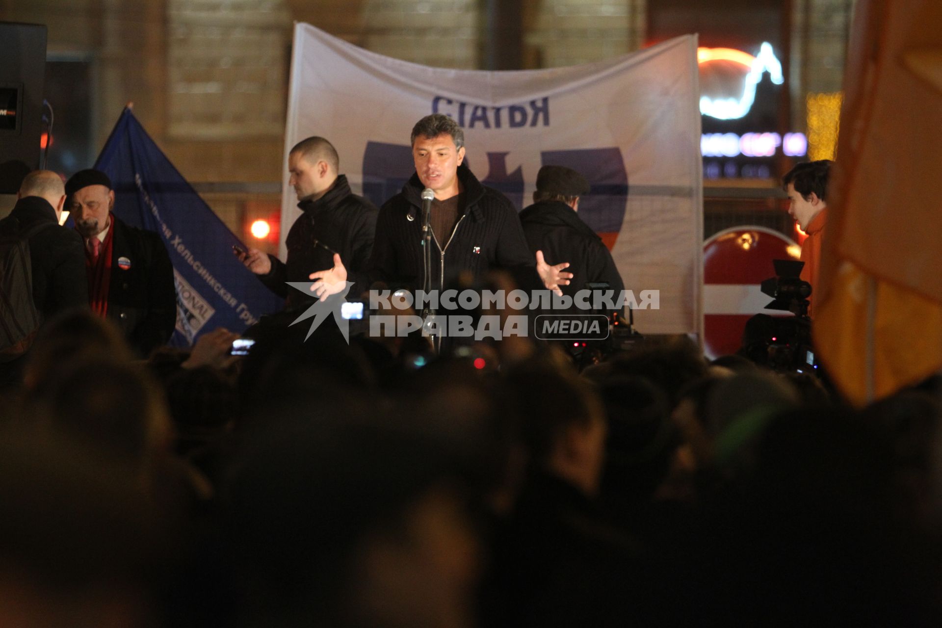 Дата съемки : 31.10.2010.
Митинг в защиту 31 статьи конституции РФ.
На фото : говорит речь Борис Немцов