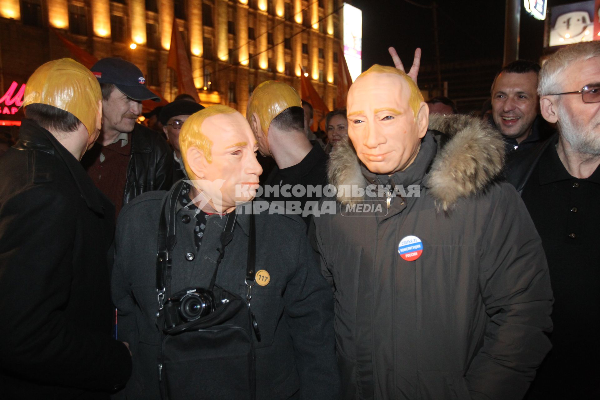 Дата съемки : 31.10.2010.
Митинг в защиту 31 статьи конституции РФ.
На фото : митингующие люди в масках Путина