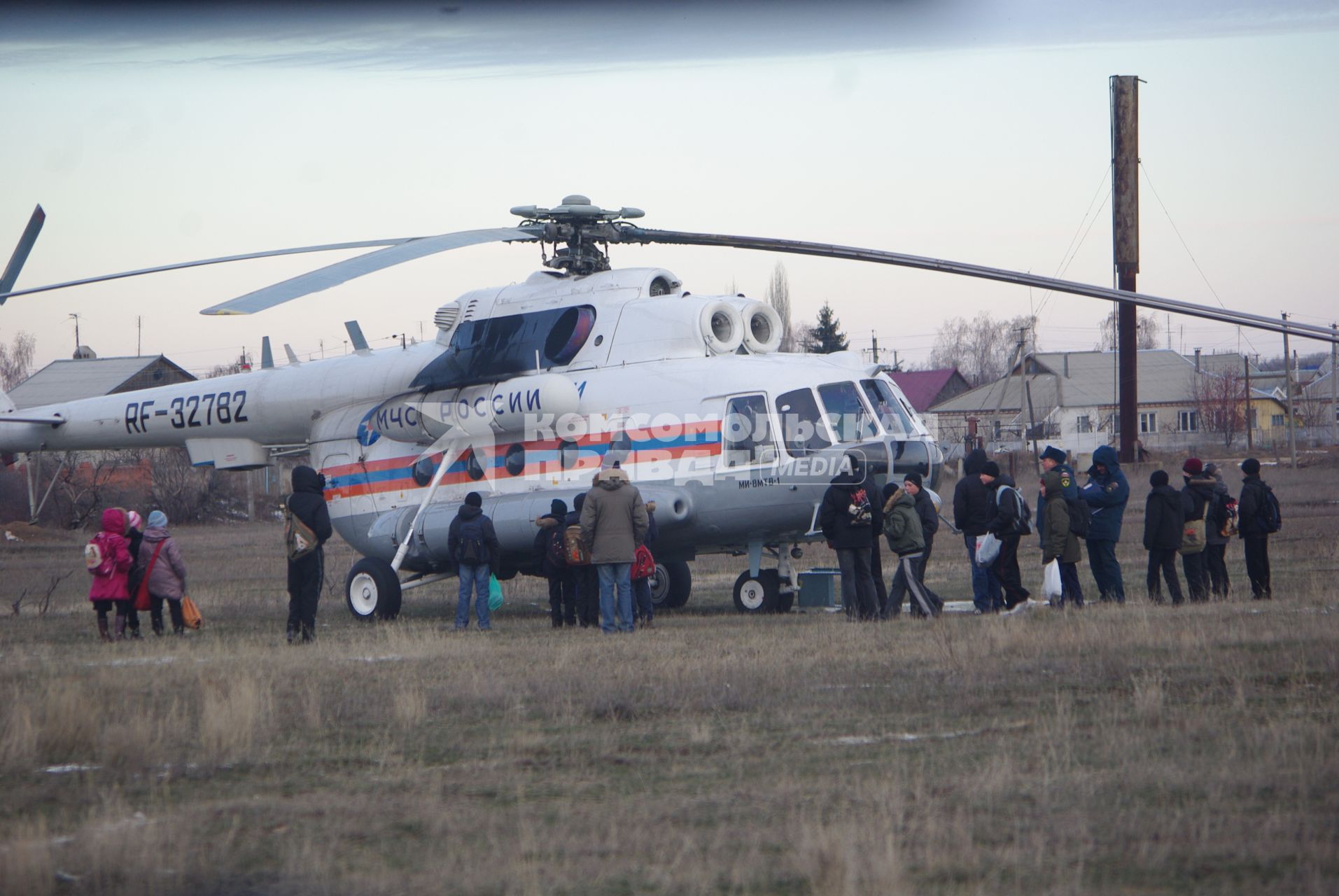 Вертолет МЧС окружили дети, 3 декабря 2010 года, Маркс.