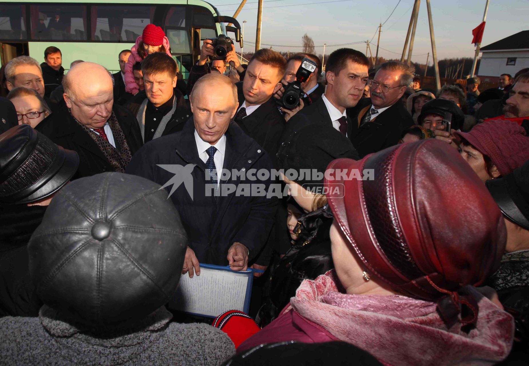 Дата съемки : 01.11.2010.
Премьер-министр РФ Владимир Путин в поселке Верхняя Верея Выксунского района Нижегородской области провел беседу с жителями регионов, пострадавших от природных пожаров .
На фото : Путин проверит завершение стройки в Верхней Верее