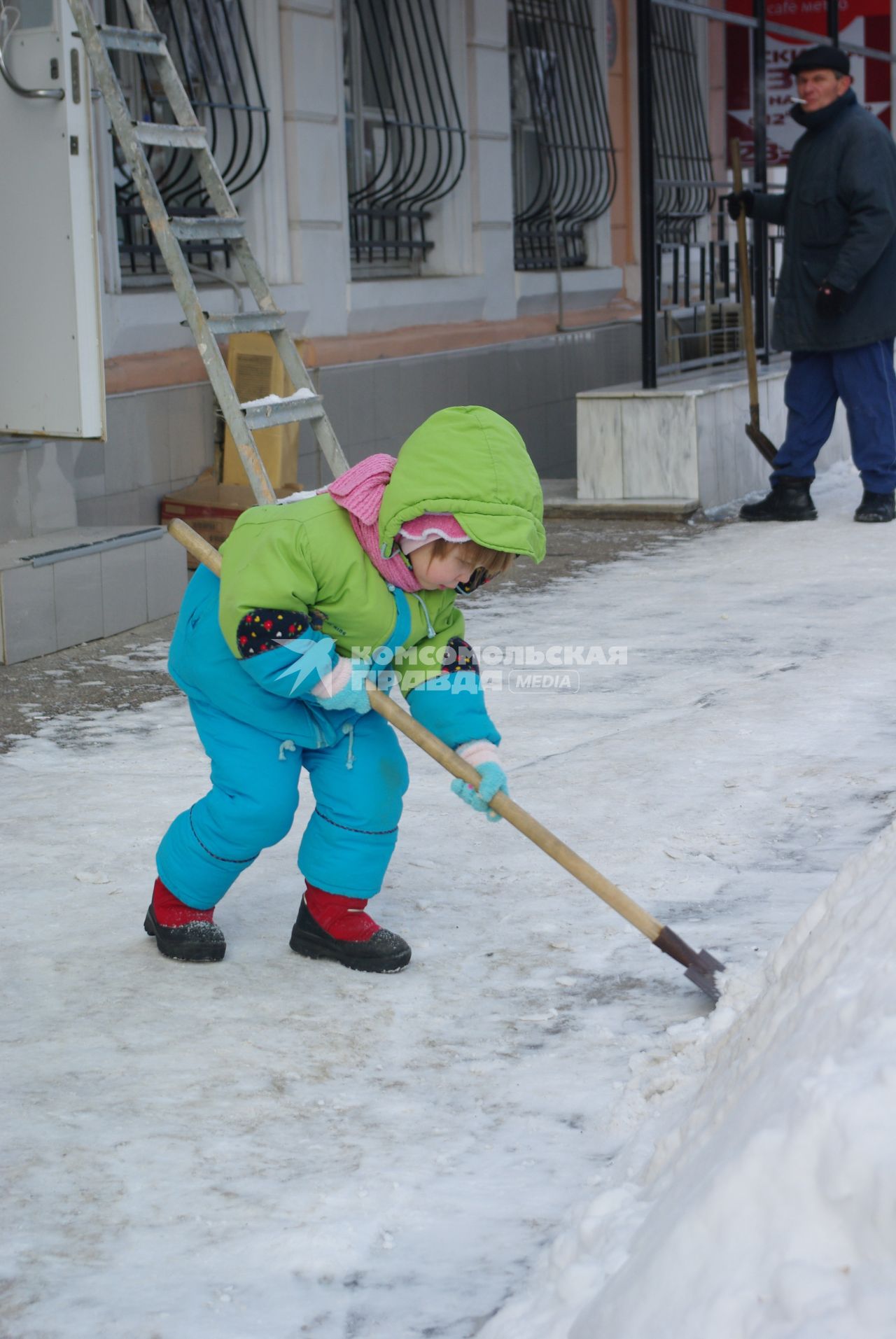 Ребенок с лопатой убирает снег, 29 января 2010 года. Снег, зима, дети, ребенок, детский труд, сугроб, дворник.