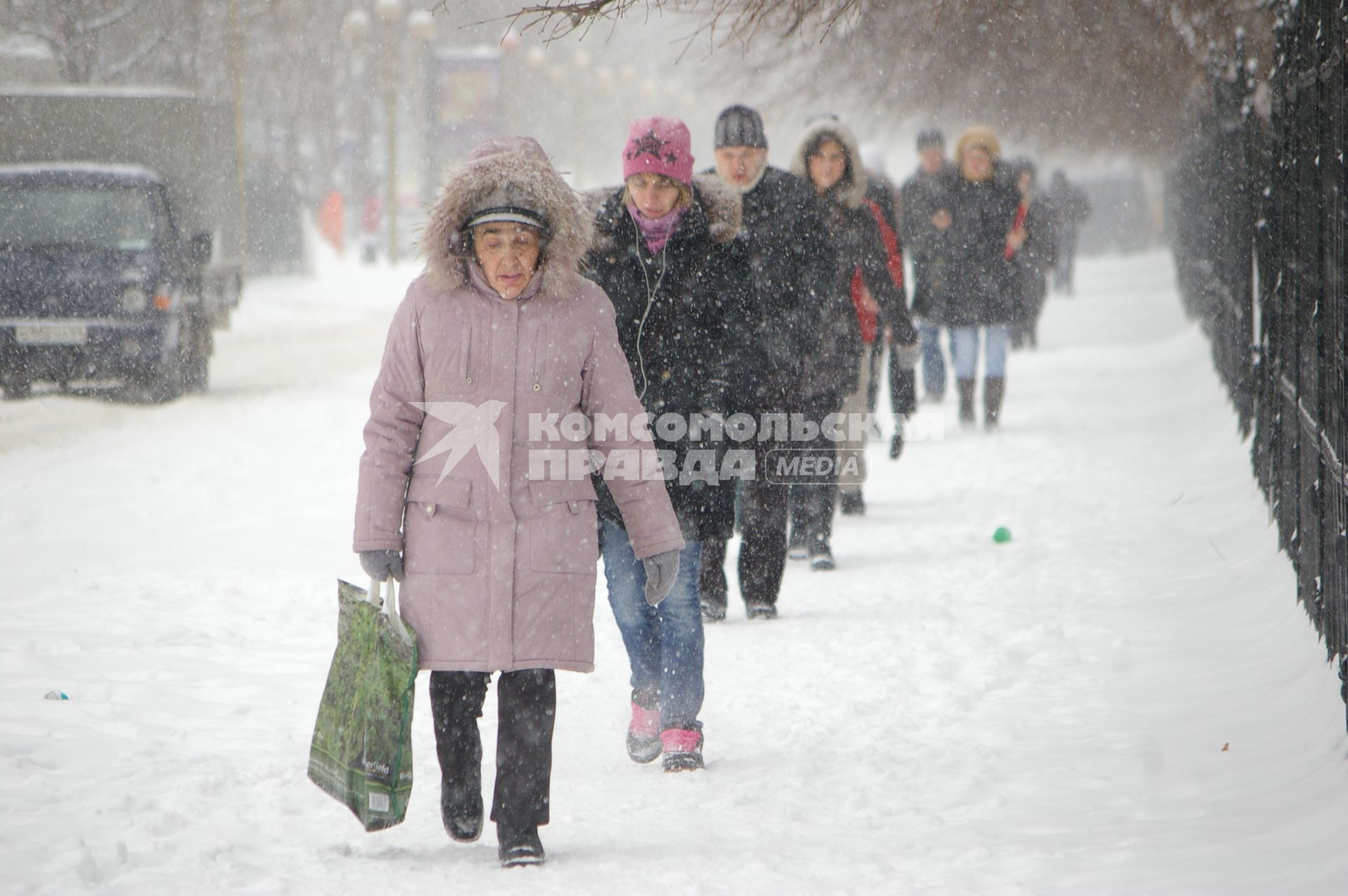 Сильный снегопад в городе, 6 февраля 2010 года, Саратов. Зима, снег, снегопад, люди, город, мороз.