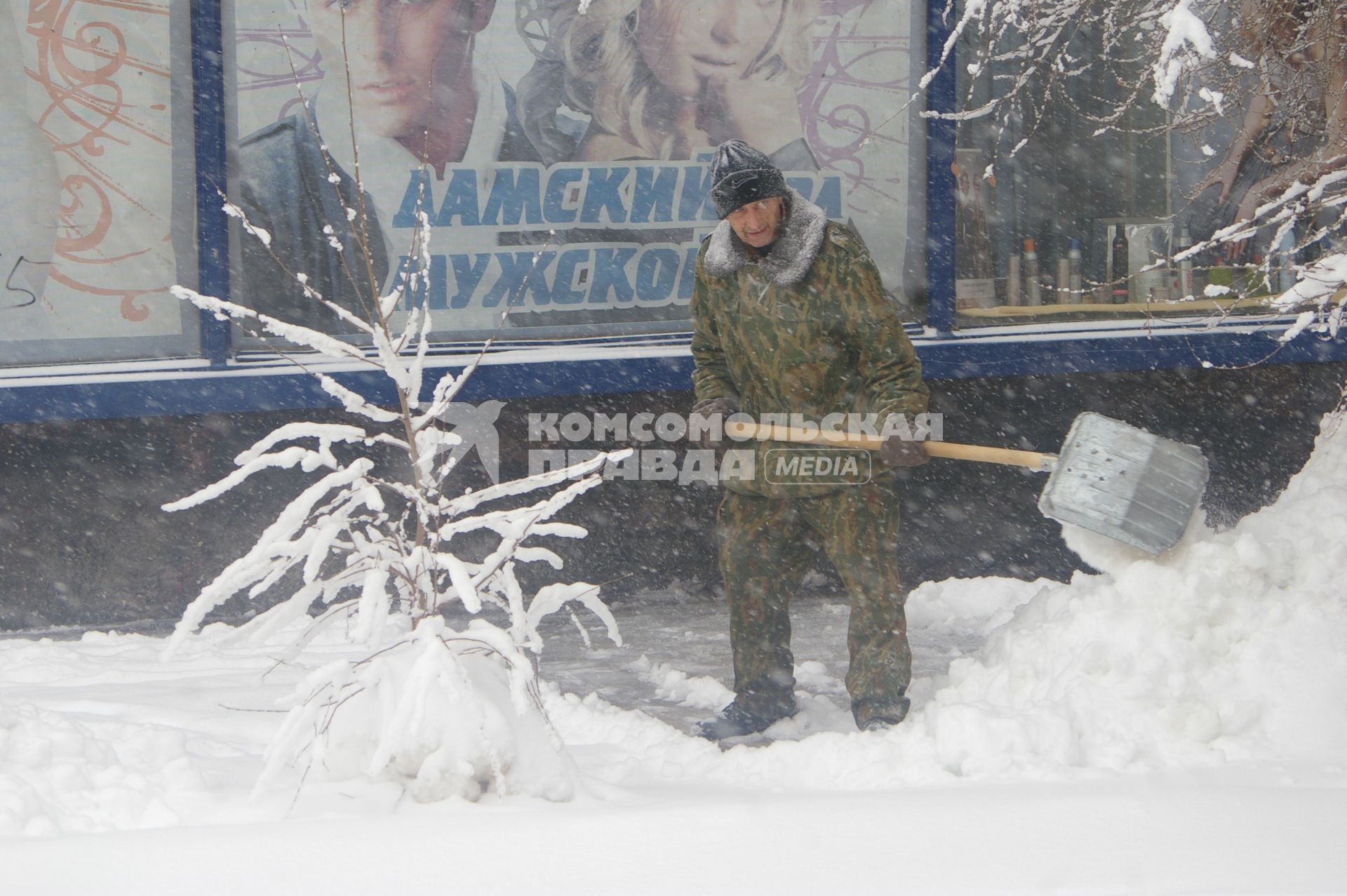 Сильный снегопад в городе, 6 февраля 2010 года, Саратов. Зима, снег, снегопад, люди, город, мороз, дворник.