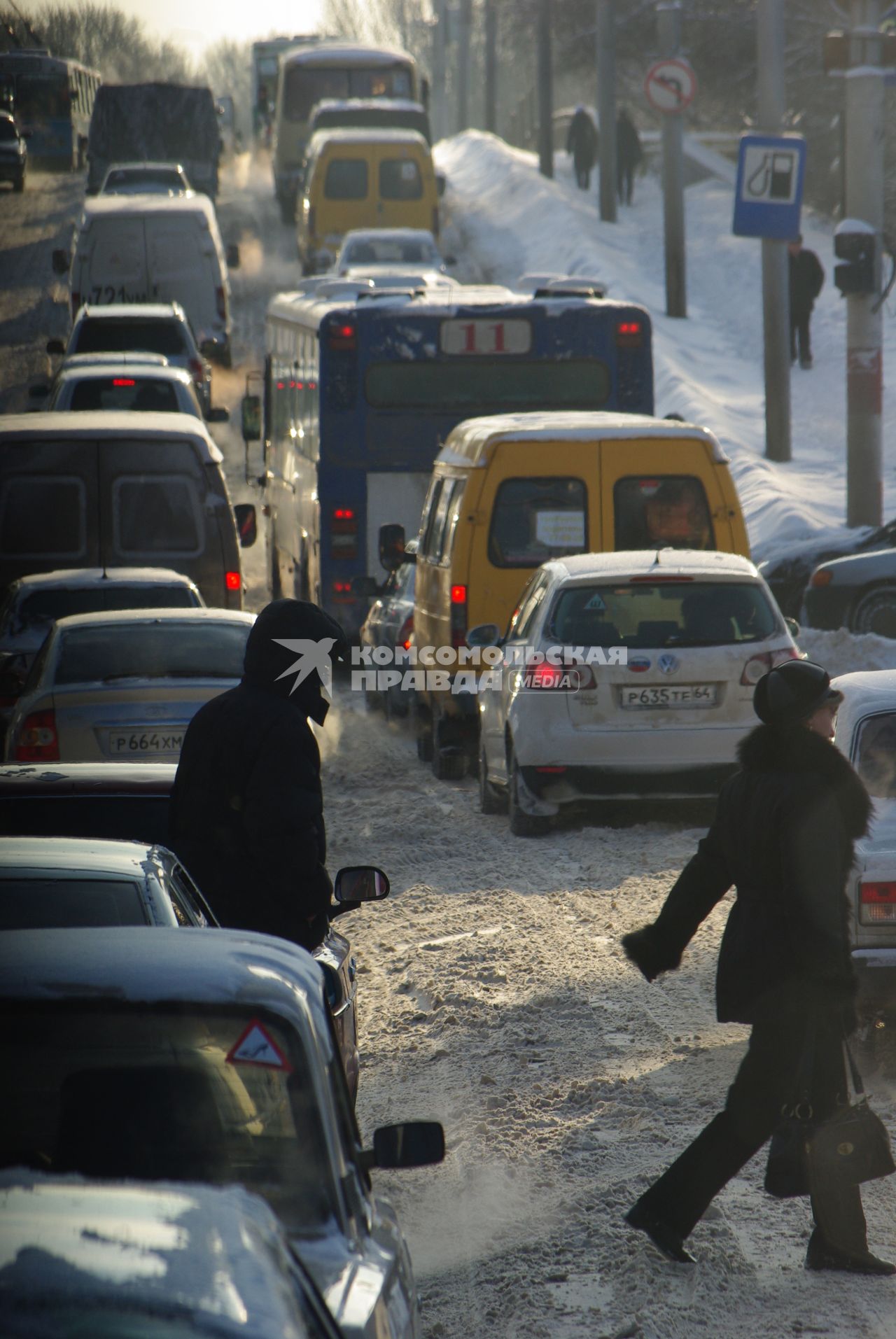 Автомобильная пробка в городе, 22 декабря 2009 года, Саратов. Зима, автомобили, снежный занос, дороги, дорога, люди, пешеходы, город, холод, мороз