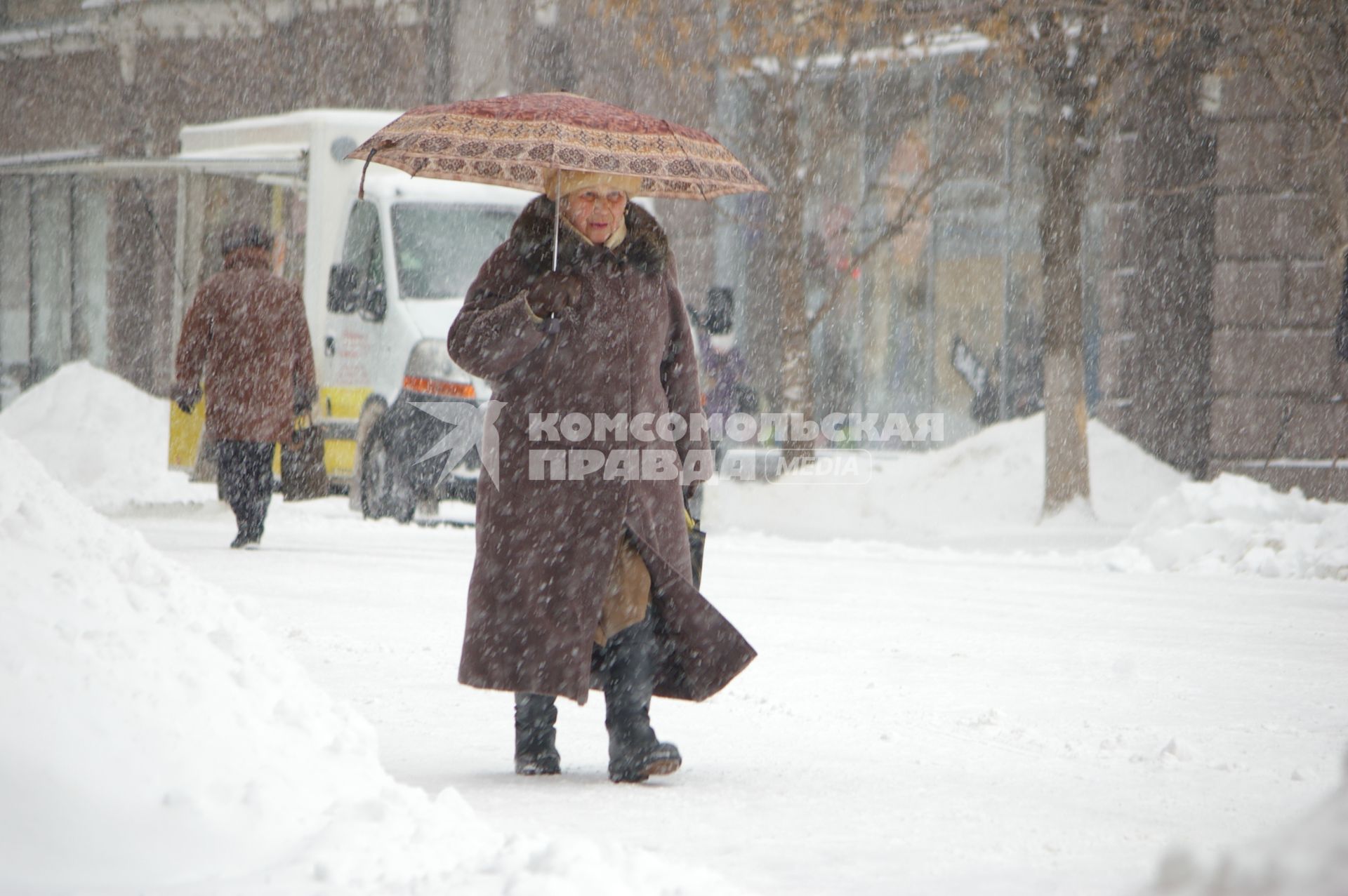 Сильный снегопад в городе, 6 февраля 2010 года, Саратов. Зима, снег, снегопад, люди, город, мороз.