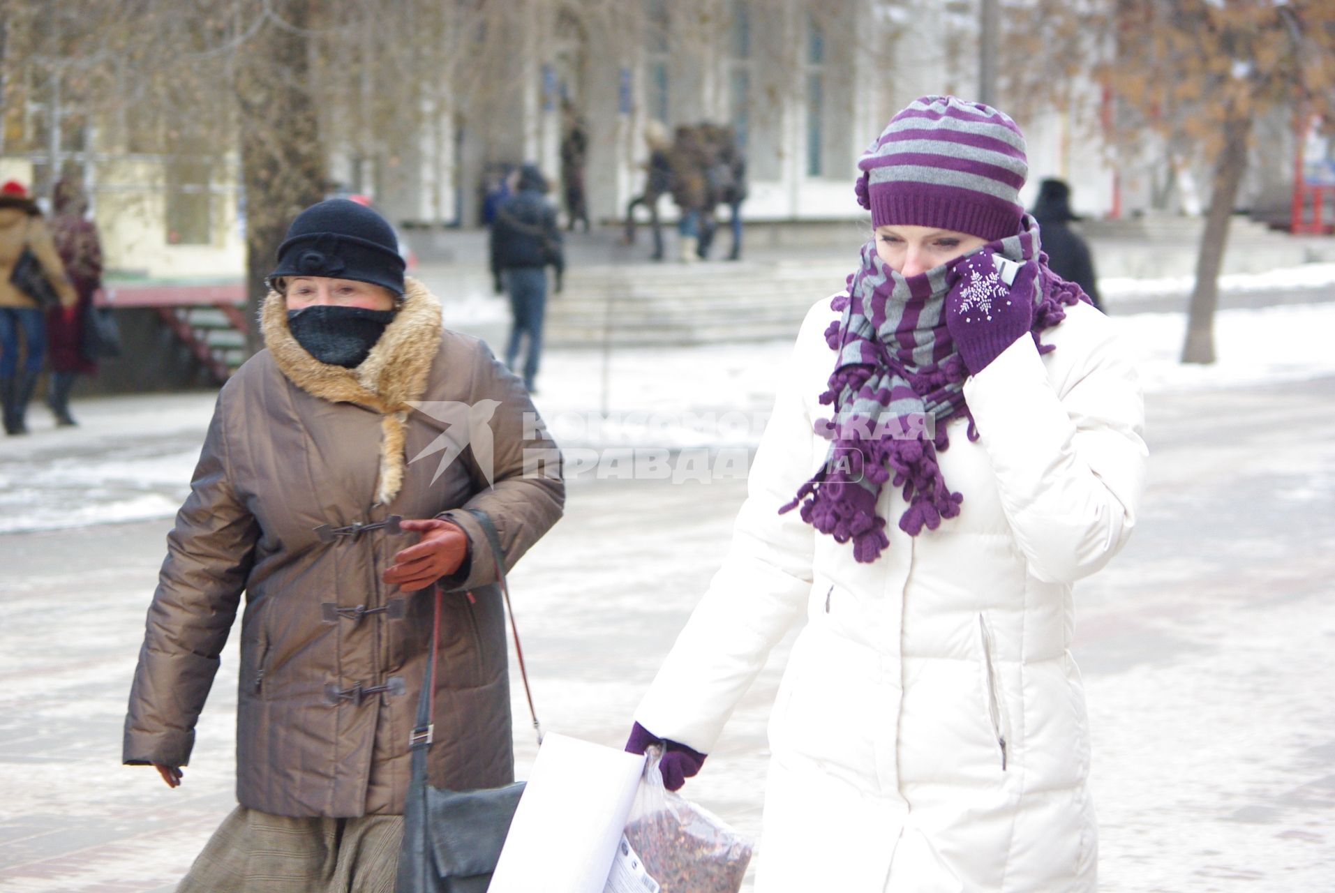 Замерзшие люди в городе, Саратов, 17 декабря 2009 года. Холод, зима, мороз, люди, город, шарф