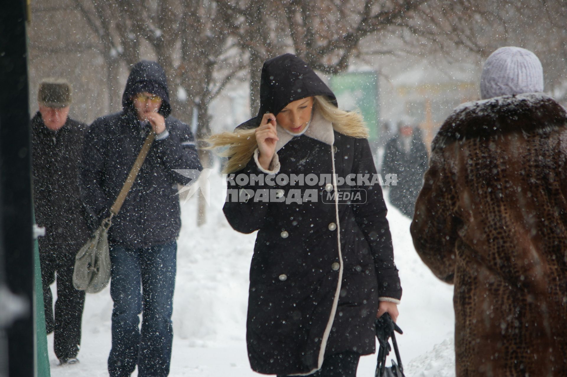 Сильный снегопад в городе, 6 февраля 2010 года, Саратов. Зима, снег, снегопад, люди, город, мороз.