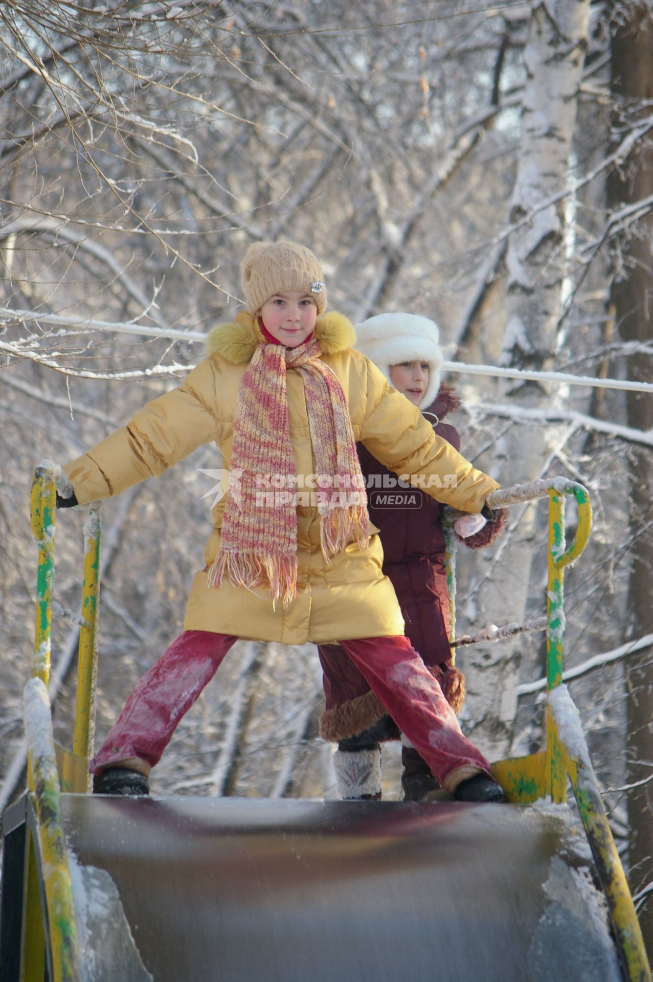 Дети катаются с горки, 20 декабря 2009 года. Саратов, зима, детские забавы, каникулы, дети, школьники, травмы, отдых, прогулки, развлечения, зимняя одежда, горка, детская площадка.