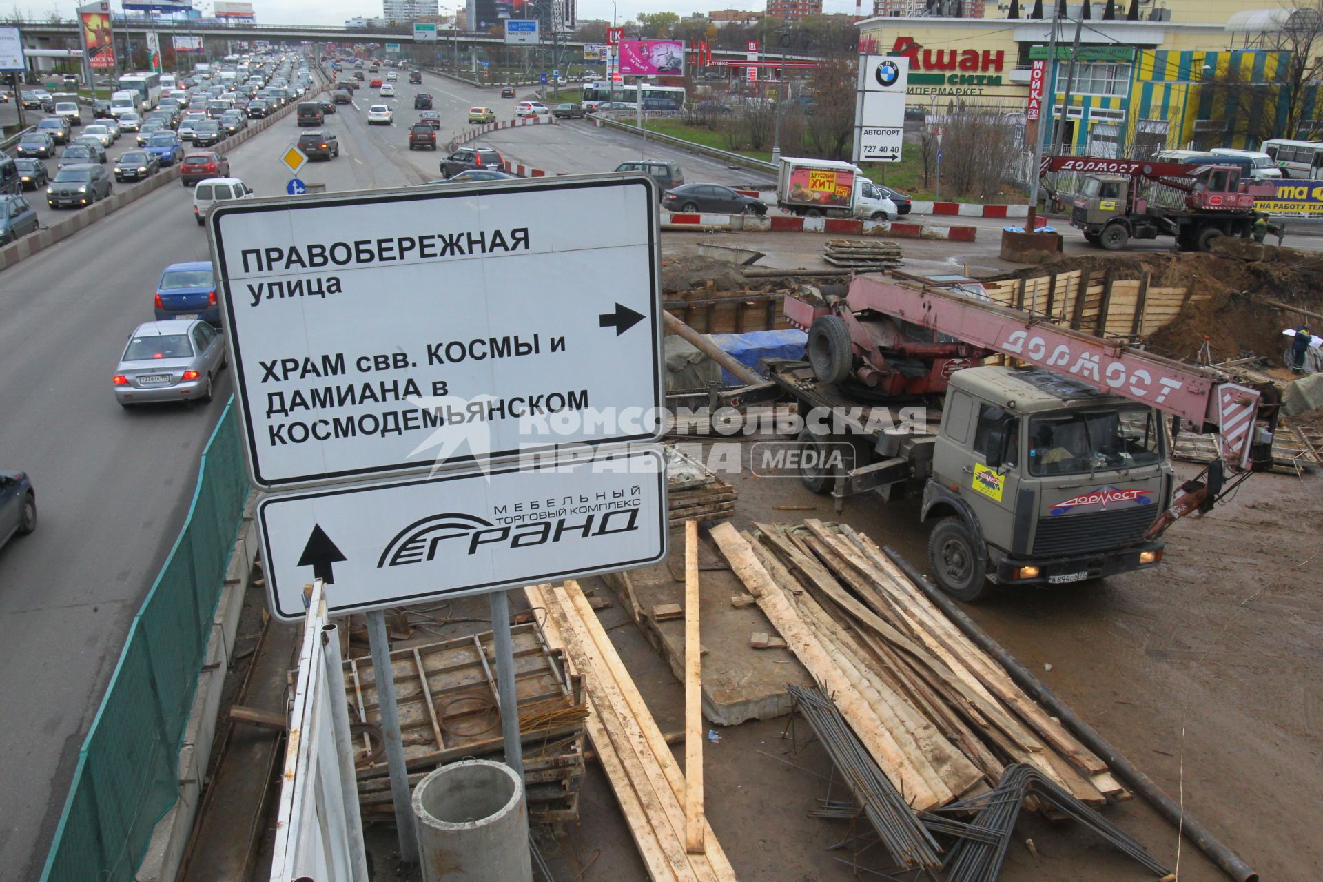 Дата съемки : 01.11.2010.
Пробка по дороге в аэропорт .
На фото :  ведутся ремонтные работы дороги