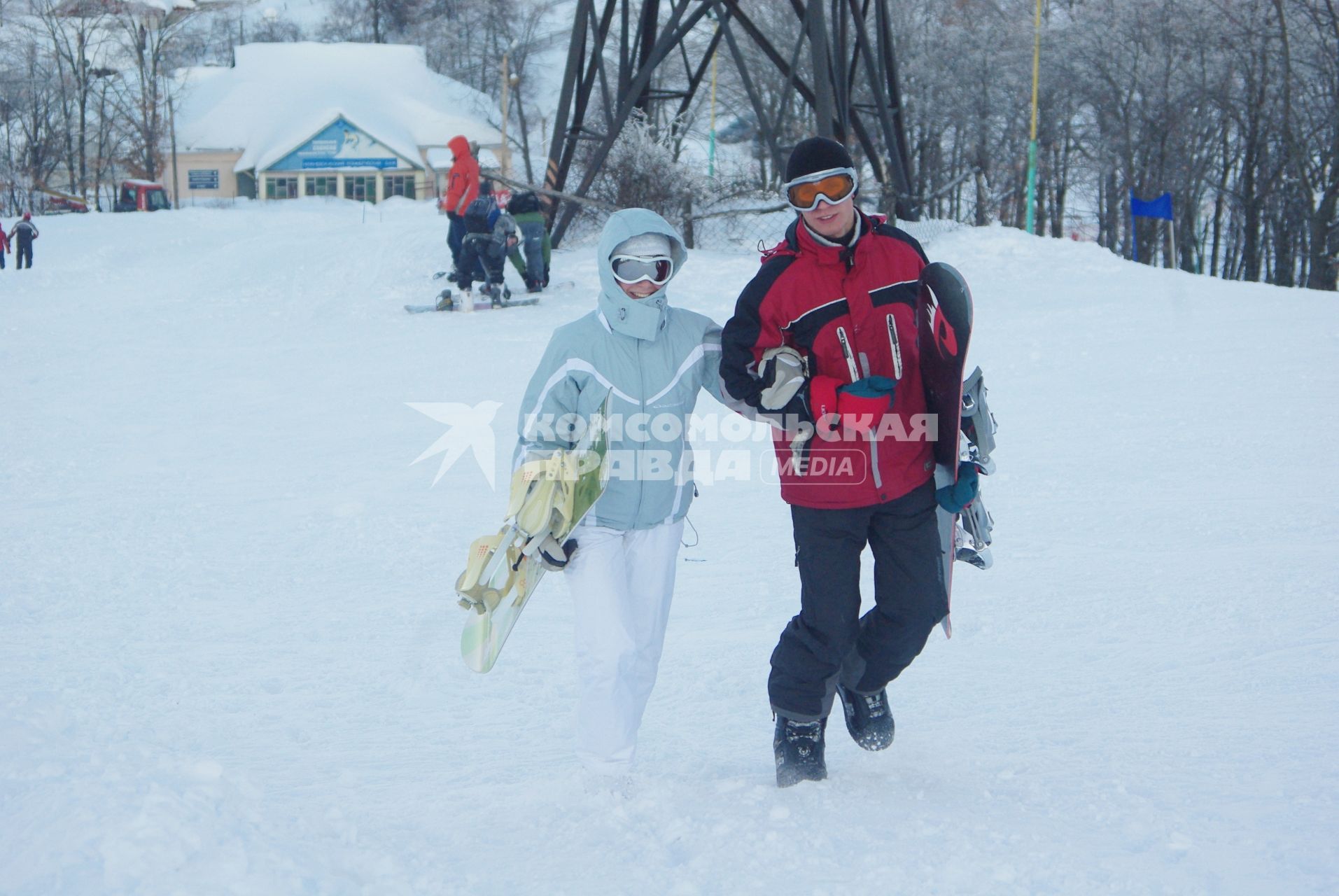 Семейная пара на лыжном курорте, 9 марта 2010 года. Саратов. Зима, снег, зимние развлечения, отдых, горнолыжный курорт, лыжная база, сноубордист, лыжник, костюм лыжника, горнолыжная трасса, спорт, соревнование, семья, мужчина и женщина, отдых, отпуск, новый год, новогодние каникулы.
