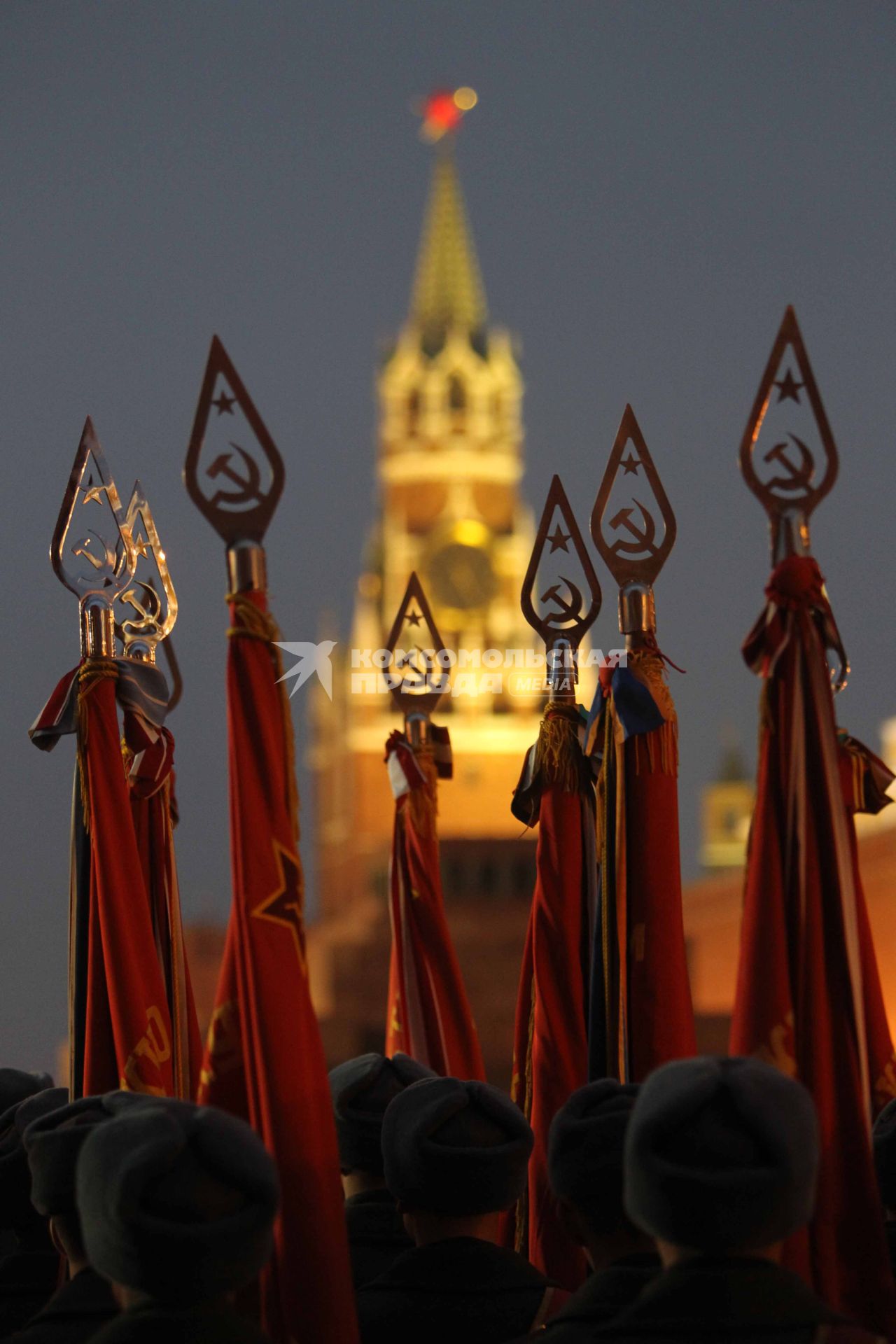 Дата съемки : 03.11.2010.
На Красной площади прошла репетиция шествия в честь парада 1941 года .
На фото : наконечники флагоф Кавалеристы Президентского полка на репетиции торжественного шествия на Красной площади