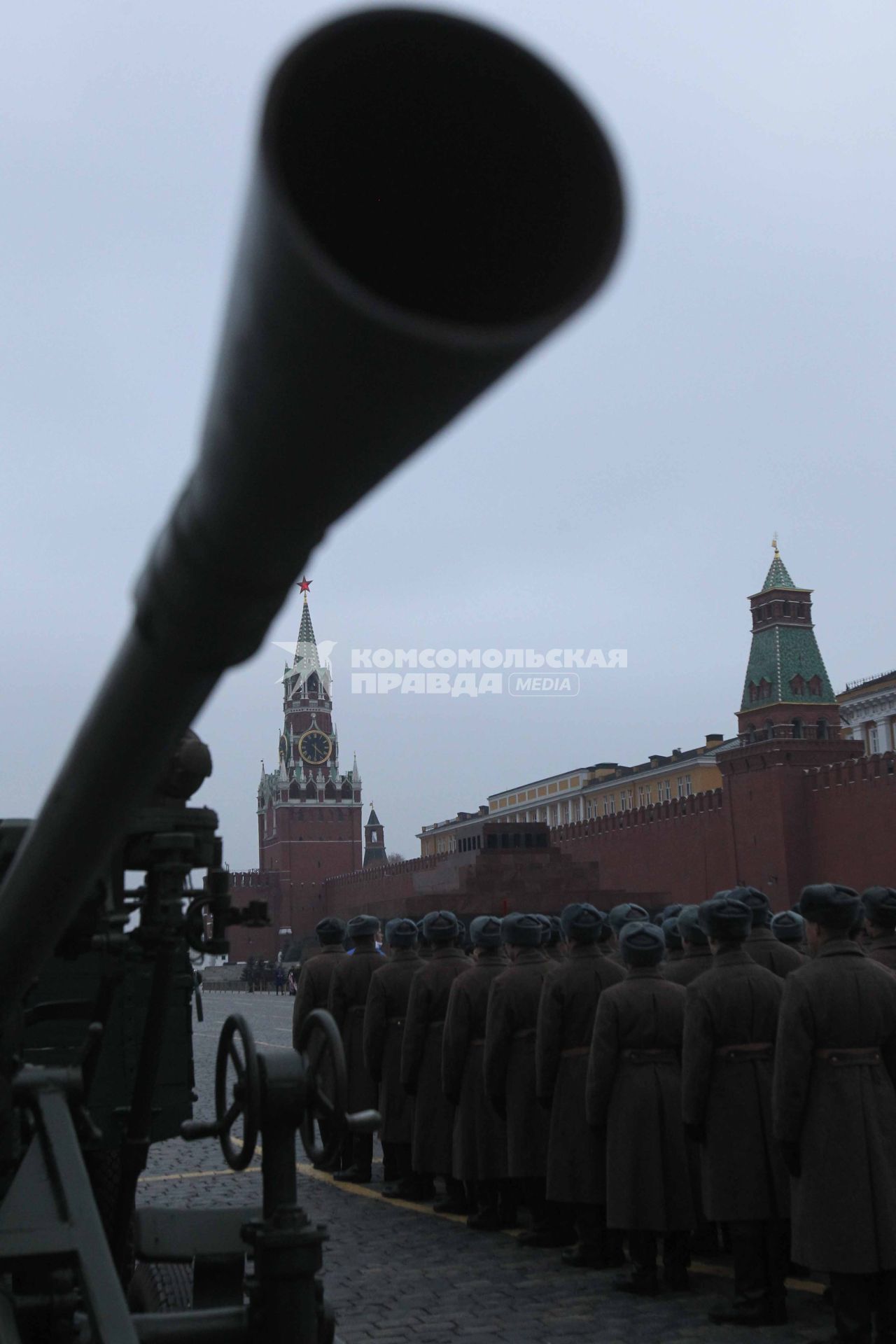 Дата съемки : 03.11.2010.
На Красной площади прошла репетиция шествия в честь парада 1941 года .
На фото : строй солдат возле пушки