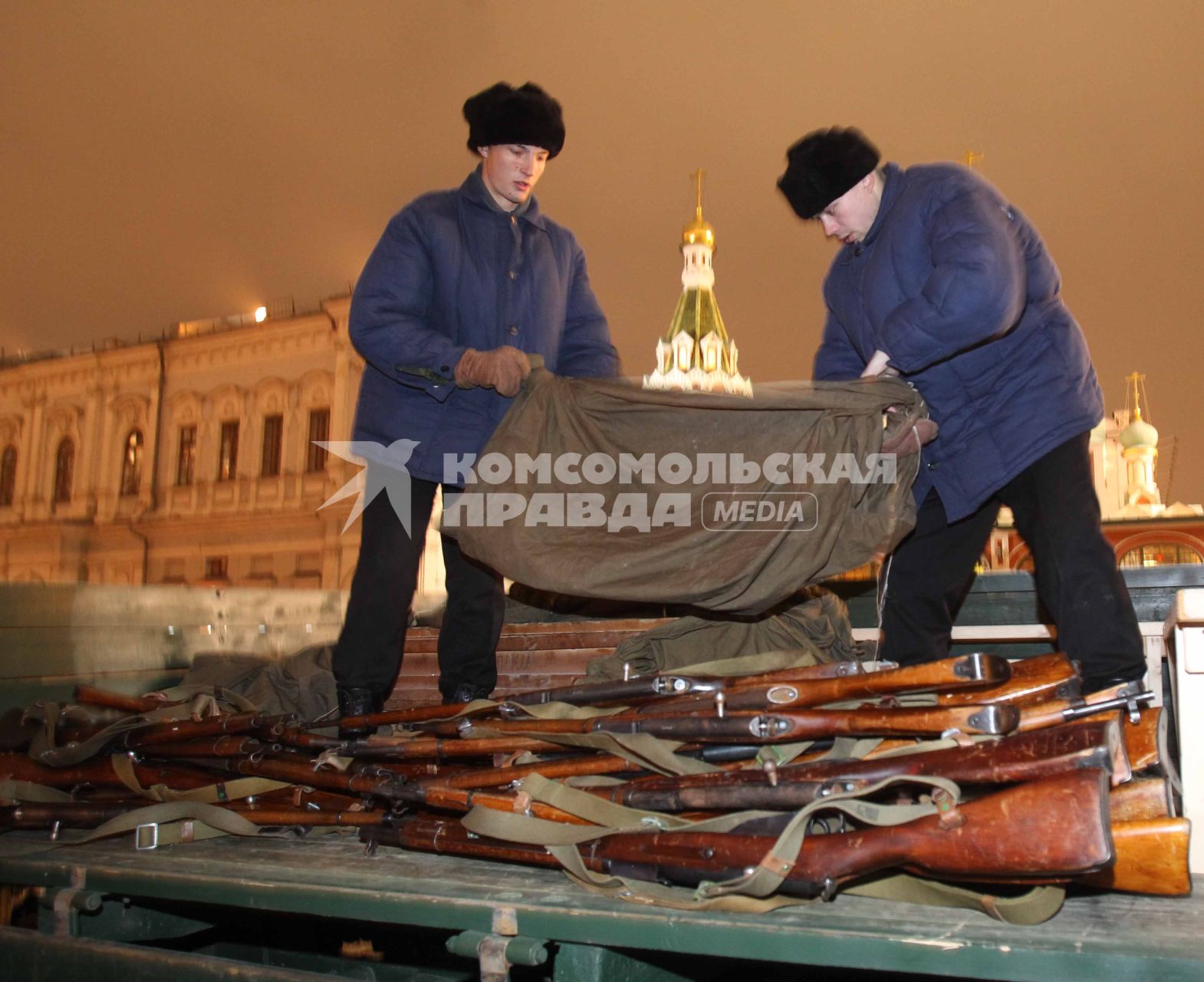 Дата съемки : 03.11.2010.
На Красной площади прошла репетиция шествия в честь парада 1941 года .
На фото : Солдаты собирают винтовки в мешки