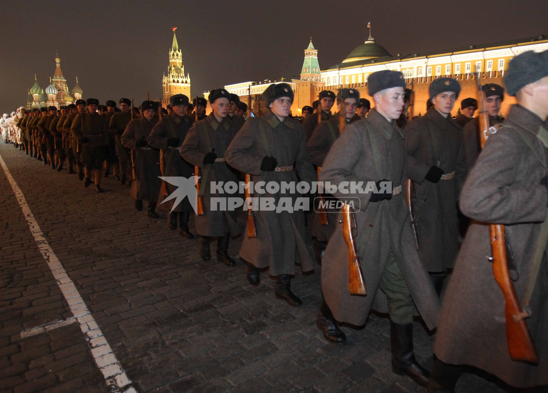 Дата съемки : 03.11.2010.
На Красной площади прошла репетиция шествия в честь парада 1941 года .
На фото : Солдаты отрабатывают элементы строевой подготовки на репетиции шествия