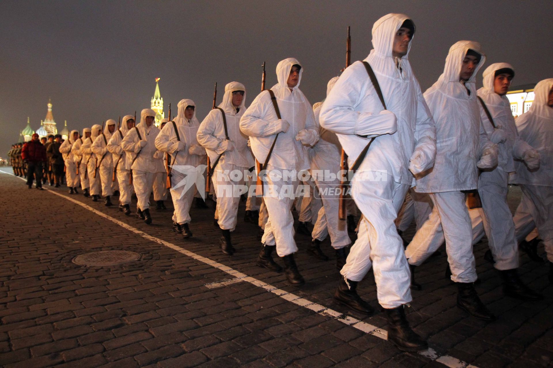 Дата съемки : 03.11.2010.
На Красной площади прошла репетиция шествия в честь парада 1941 года .
На фото : Солдаты в зимнем камуфляже отрабатывают элементы строевой подготовки на репетиции шествия