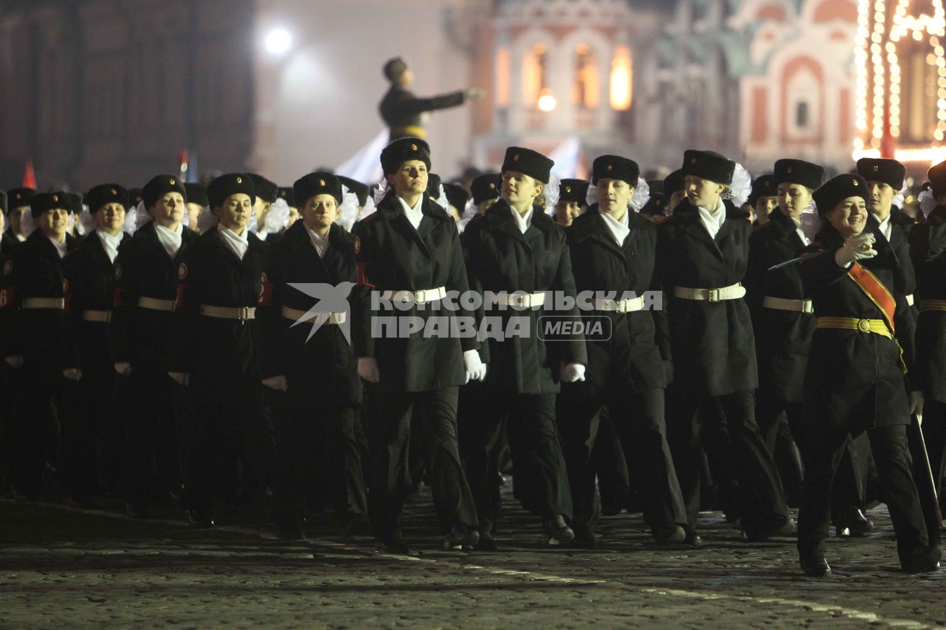 Дата съемки : 03.11.2010.
На Красной площади прошла репетиция шествия в честь парада 1941 года .
На фото : кадеты отрабатывают элементы строевой подготовки на репетиции шествия