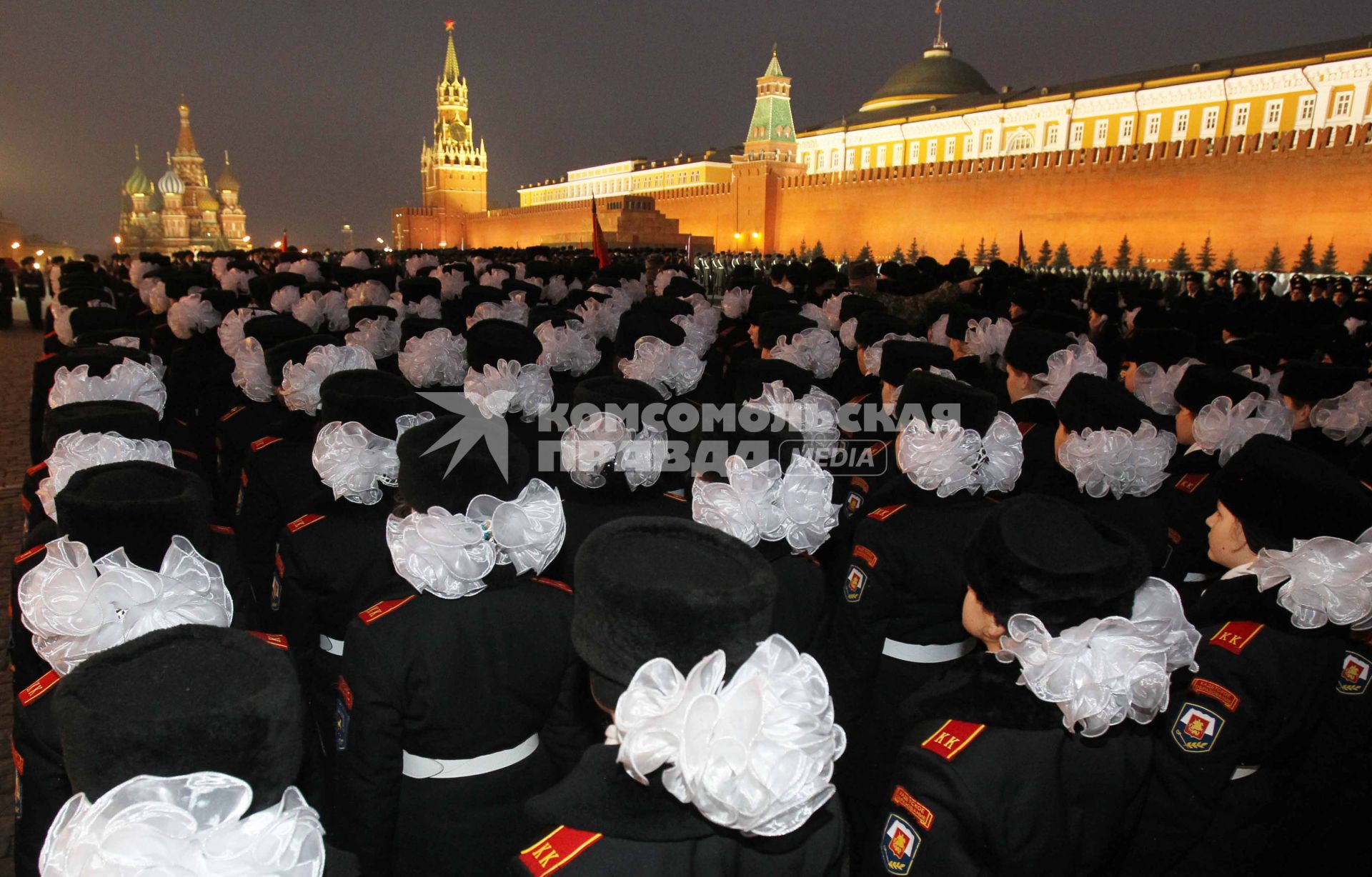 Дата съемки : 03.11.2010.
На Красной площади прошла репетиция шествия в честь парада 1941 года .
На фото : Кадеты на репетиции выстроились в ровный строй который подчеркнули белые банты