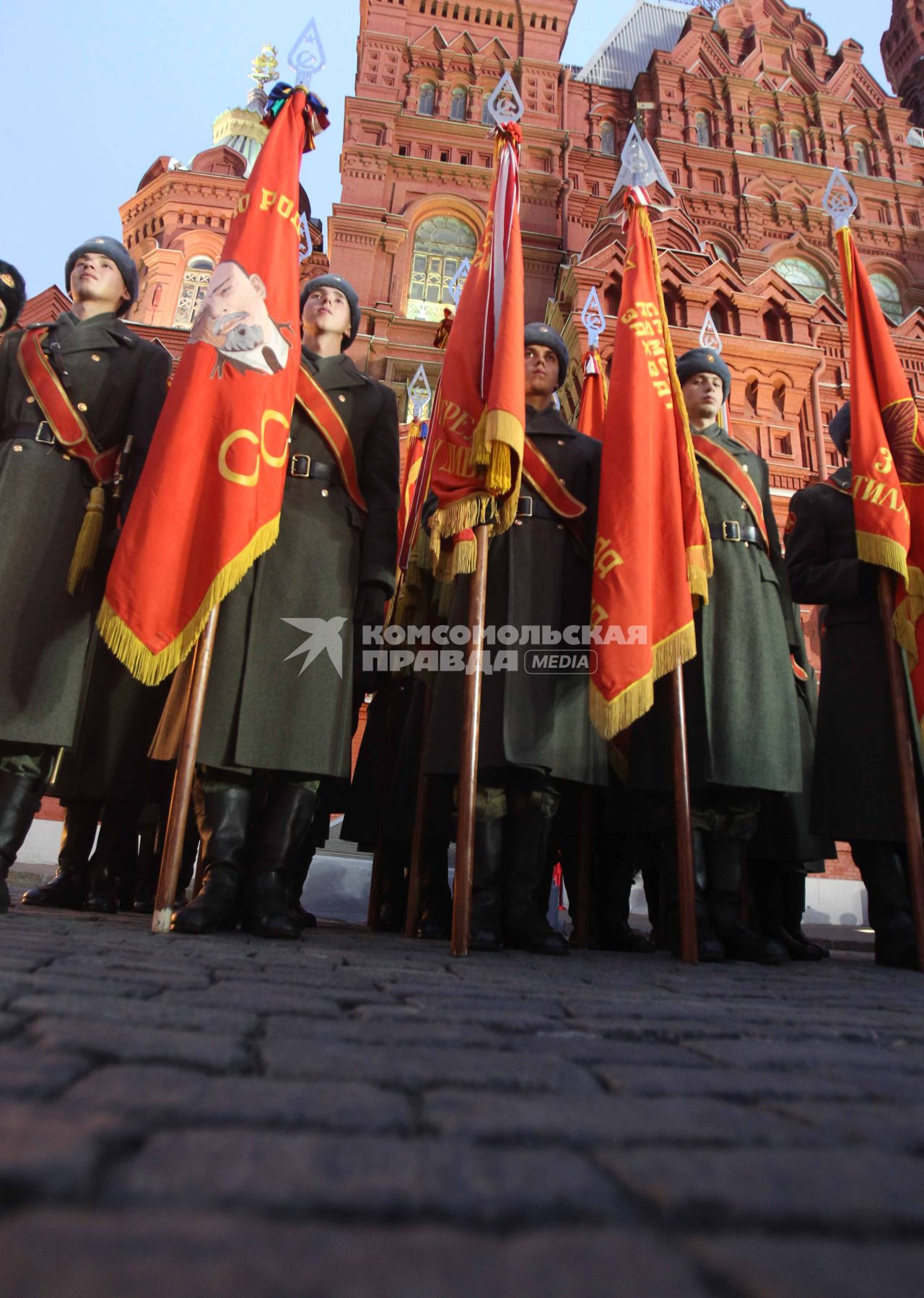 Дата съемки : 03.11.2010.
На Красной площади прошла репетиция шествия в честь парада 1941 года .
На фото : Кавалеристы Президентского полка отрабатывают элементы строевой подготовки на репетиции шествия