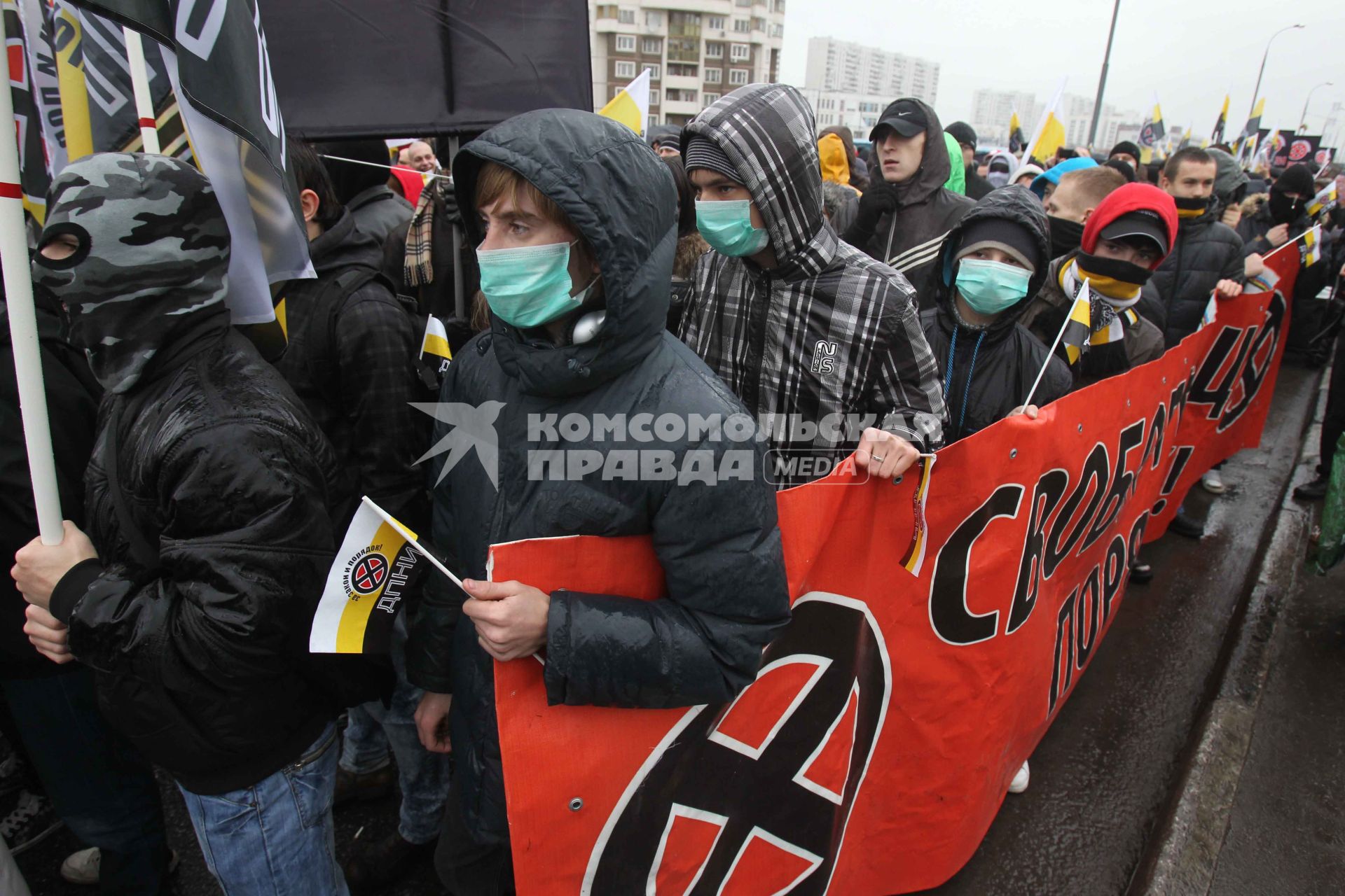 Дата съемки : 04.11.2010.
В Москве прошел РУССКИЙ МАРШ  националистических организаций .  День народного единства.
На фото :  митингующие националисты