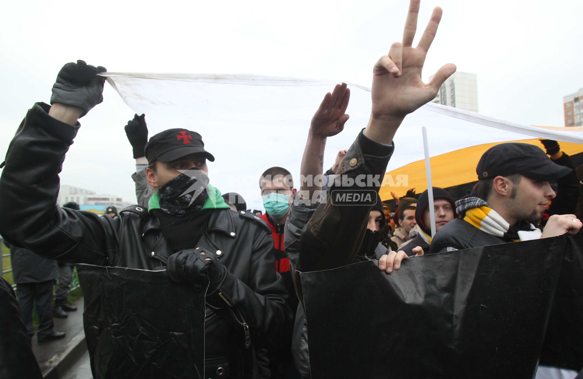 Дата съемки : 04.11.2010.
В Москве прошел РУССКИЙ МАРШ  националистических организаций .  День народного единства.
На фото :  митингующие националисты