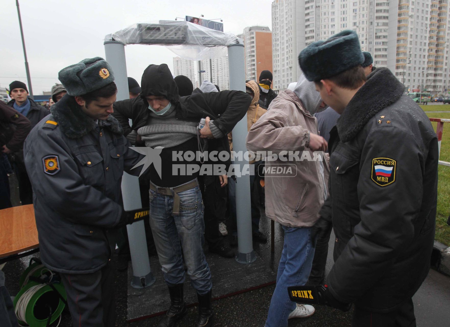 Дата съемки : 04.11.2010.
В Москве прошел РУССКИЙ МАРШ  националистических организаций .  День народного единства.
На фото :  митингующие проходят пропускной пункт