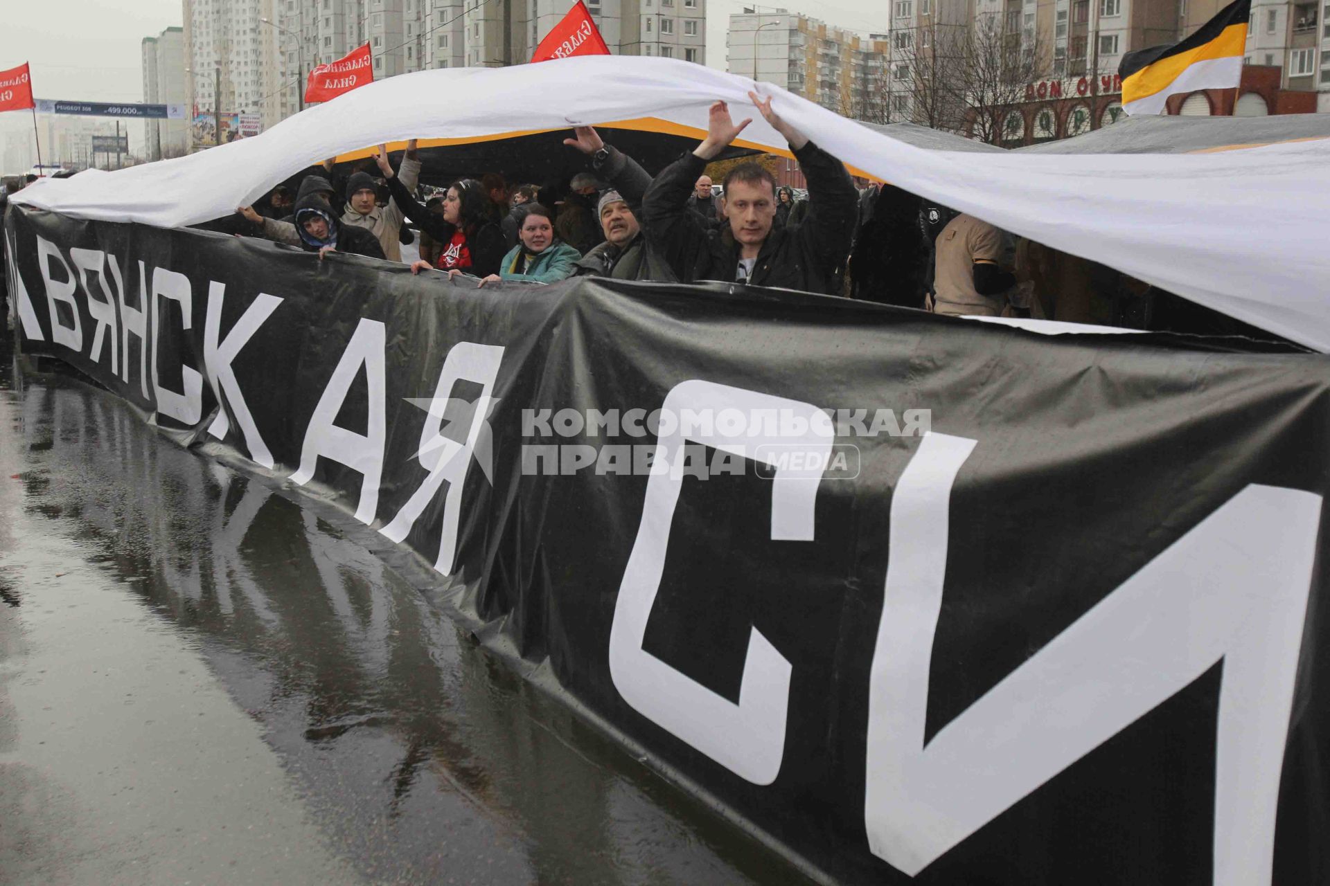 Дата съемки : 04.11.2010.
В Москве прошел РУССКИЙ МАРШ  националистических организаций .  День народного единства.
На фото :  митингующие националисты