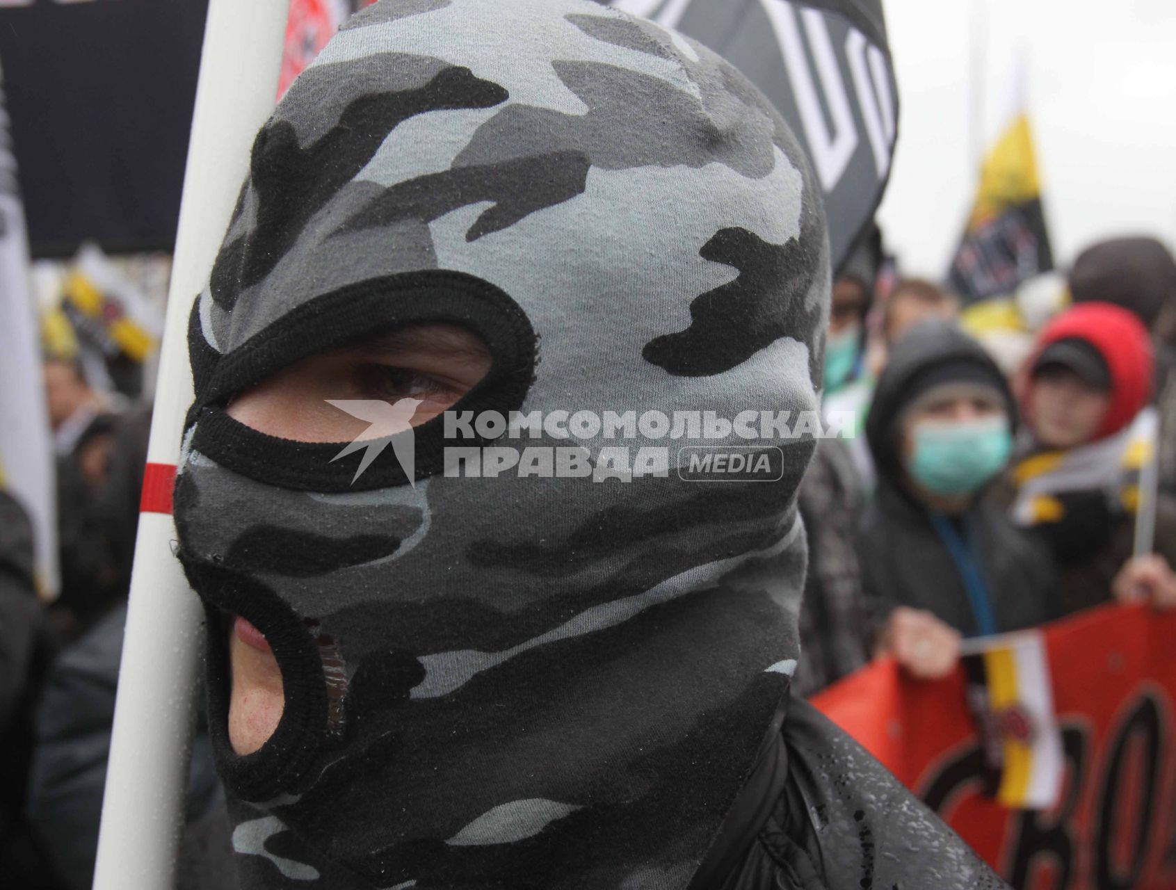 Дата съемки : 04.11.2010.
В Москве прошел РУССКИЙ МАРШ  националистических организаций .  День народного единства.
На фото :  митингующий националист в камуфляжной маске