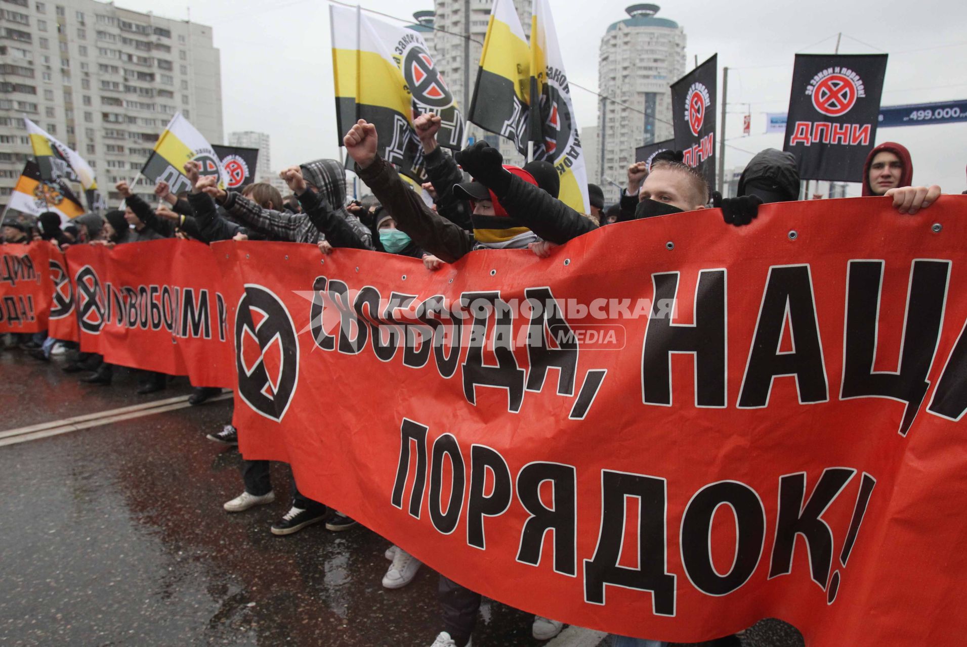 Дата съемки : 04.11.2010.
В Москве прошел РУССКИЙ МАРШ  националистических организаций .  День народного единства.
На фото :  митингующие националисты с банером