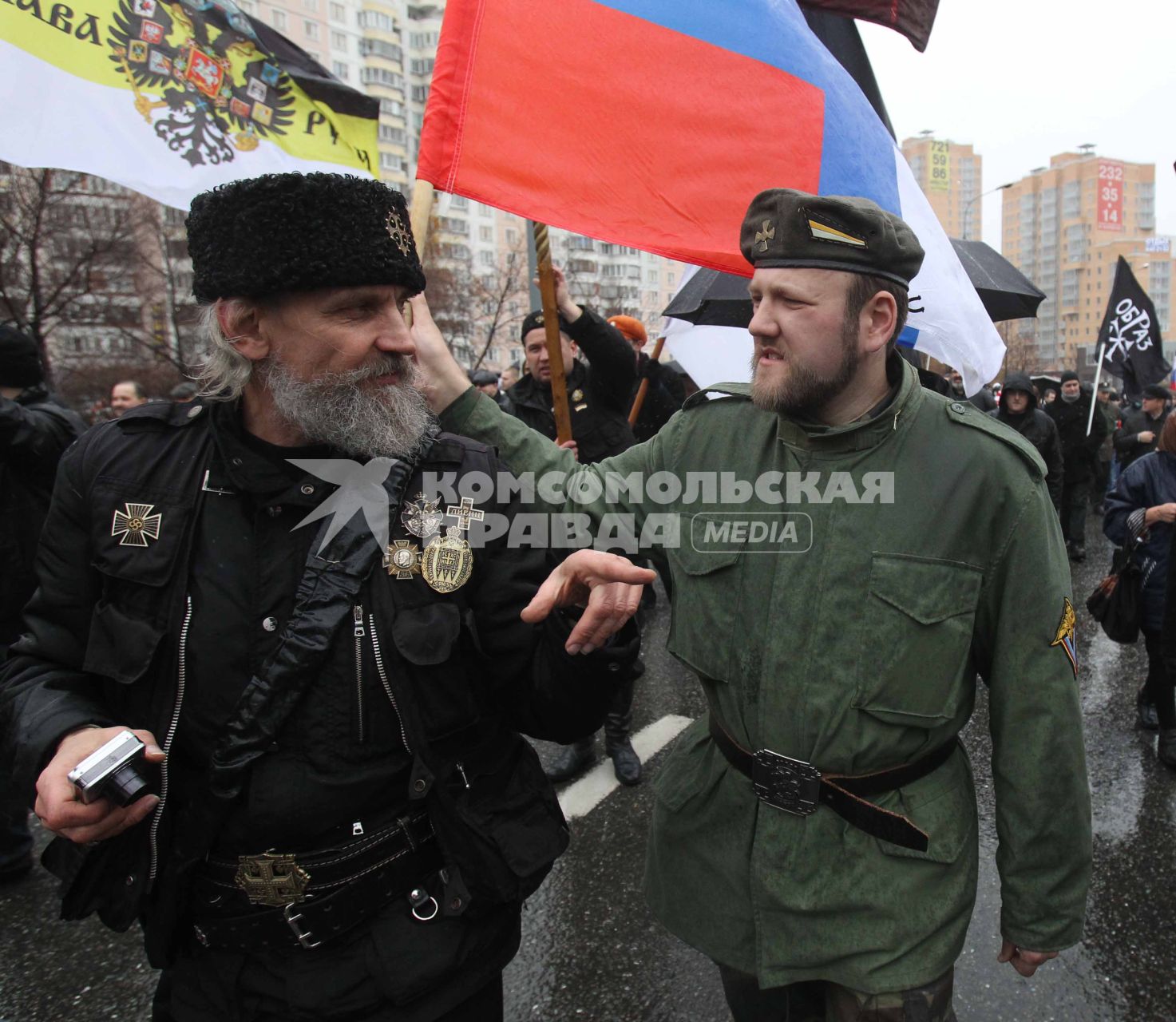 Дата съемки : 04.11.2010.
В Москве прошел РУССКИЙ МАРШ  националистических организаций .  День народного единства.
На фото :  митингующие националисты