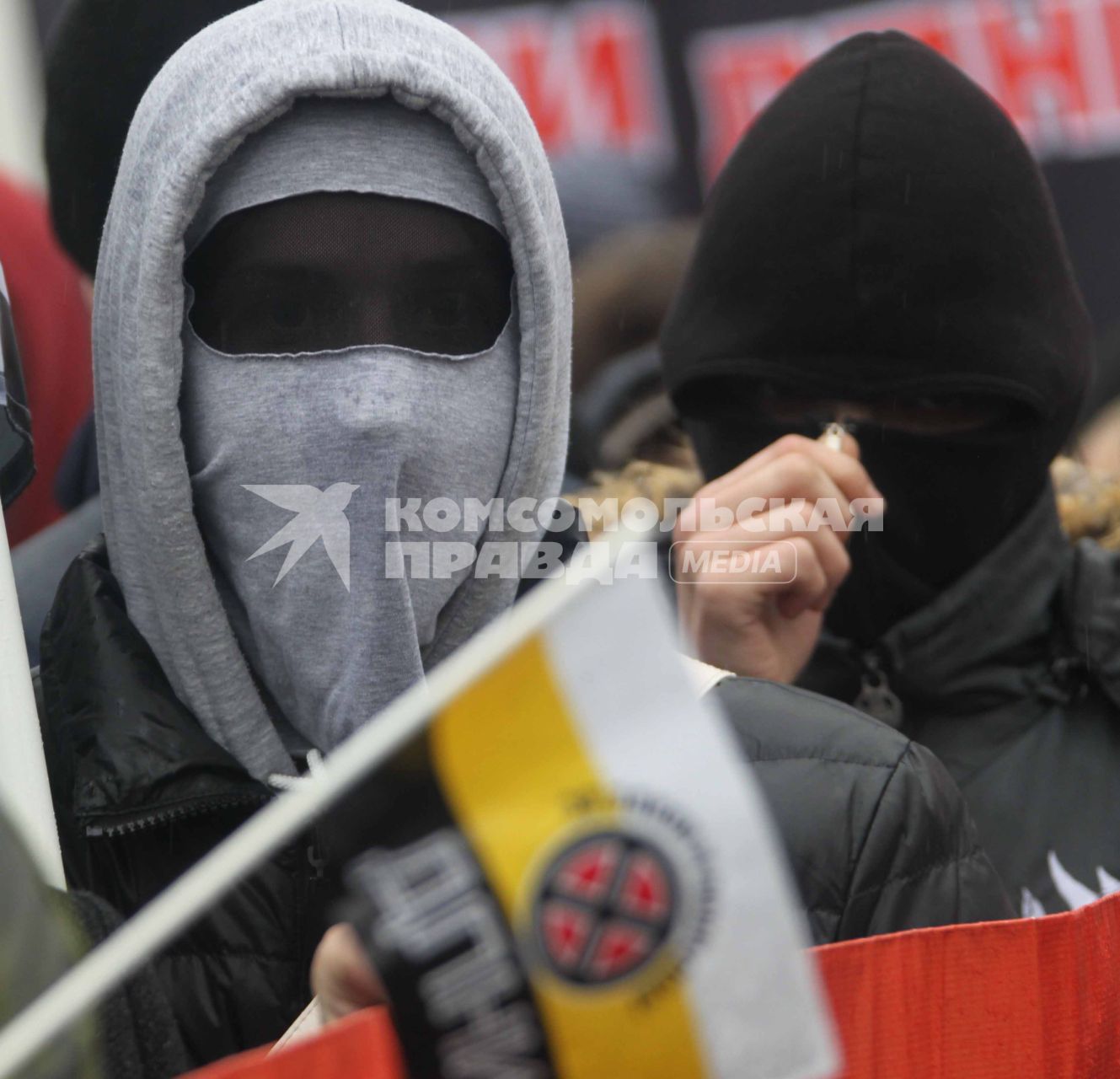 Дата съемки : 04.11.2010.
В Москве прошел РУССКИЙ МАРШ  националистических организаций .  День народного единства.
На фото :  митингующие националисты в масках