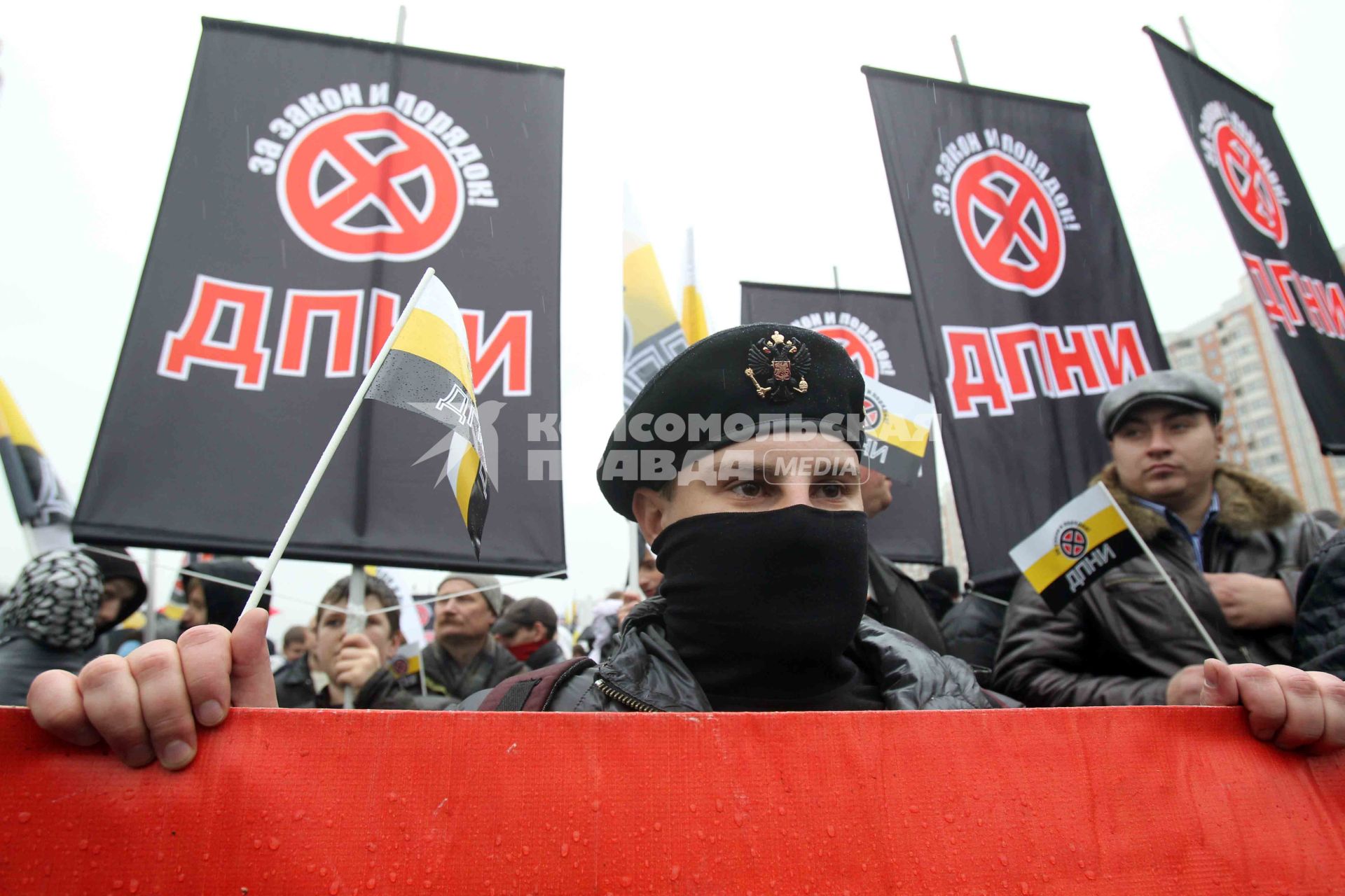 Дата съемки : 04.11.2010.
В Москве прошел РУССКИЙ МАРШ  националистических организаций .  День народного единства.
На фото :  митингующие националисты несущие транспоранты с надписями ДПНИ