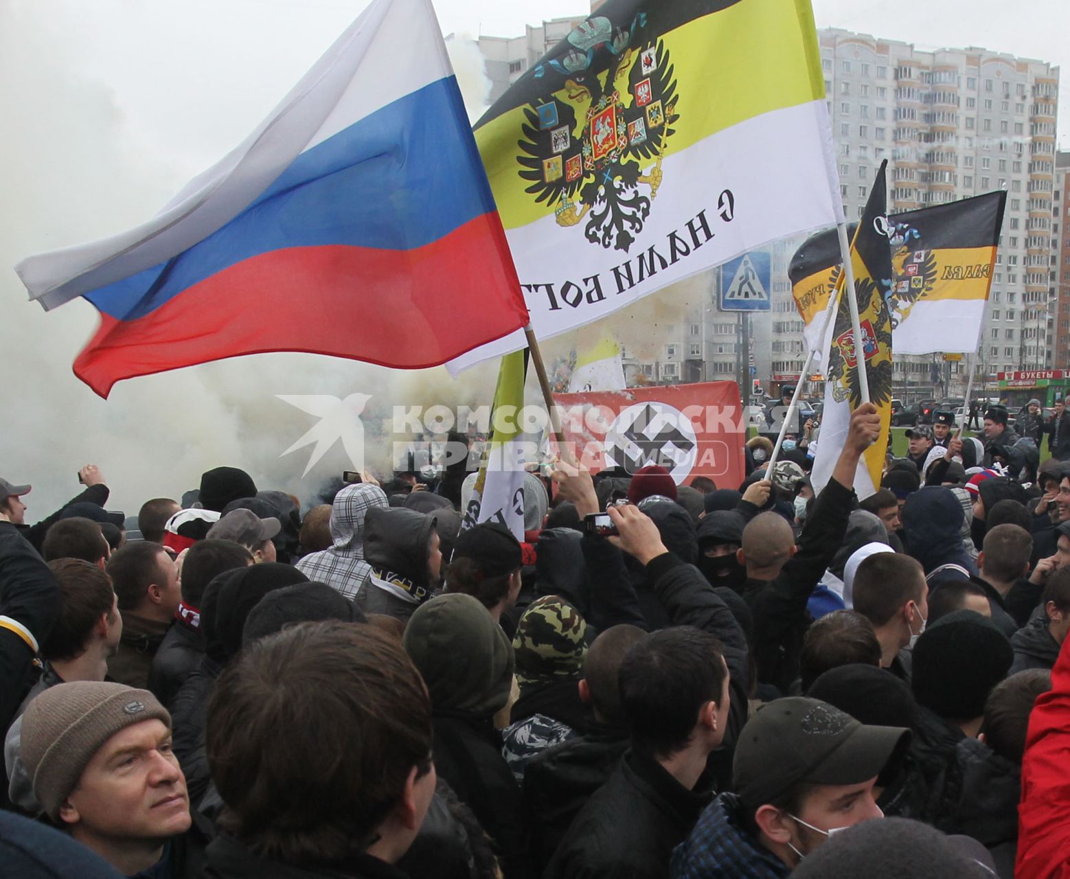 Дата съемки : 04.11.2010.
В Москве прошел РУССКИЙ МАРШ  националистических организаций .  День народного единства.
На фото :  митингующие националисты