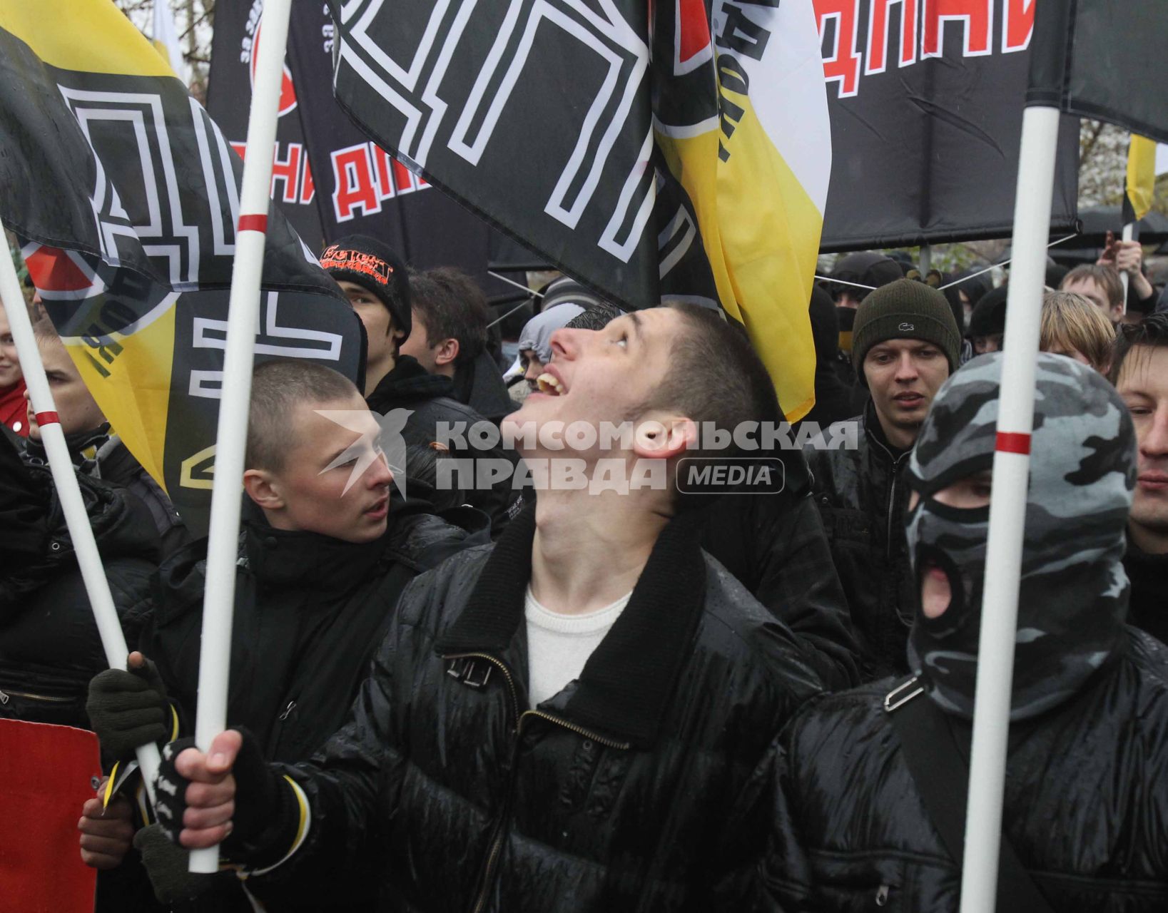 Дата съемки : 04.11.2010.
В Москве прошел РУССКИЙ МАРШ  националистических организаций .  День народного единства.
На фото :  митингующие националисты