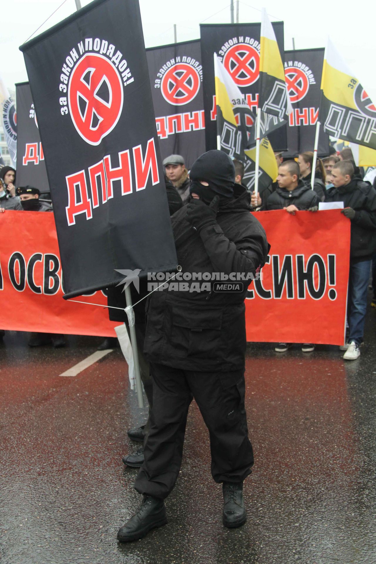 Дата съемки : 04.11.2010.
В Москве прошел РУССКИЙ МАРШ  националистических организаций .  День народного единства.
На фото :  митингующие националисты с транспорантами и банером