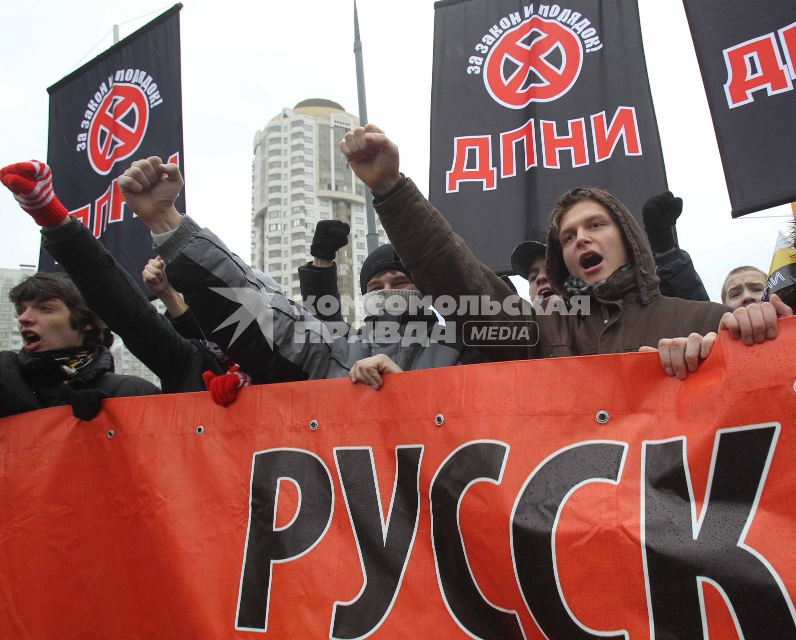 Дата съемки : 04.11.2010.
В Москве прошел РУССКИЙ МАРШ  националистических организаций .  День народного единства.
На фото :  митингующие националисты