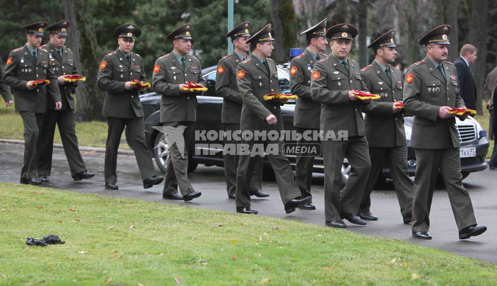 Дата съемки : 05.11.2010.
Прощание с экс-главой правительства России Виктором Черномырдиным , скончавшимся  на 73-м году жизни , панихида прошла в Доме приемов на Воробьевых горах 
На фото :  церемония прощания . Траурная машина уезжает на кладбище .