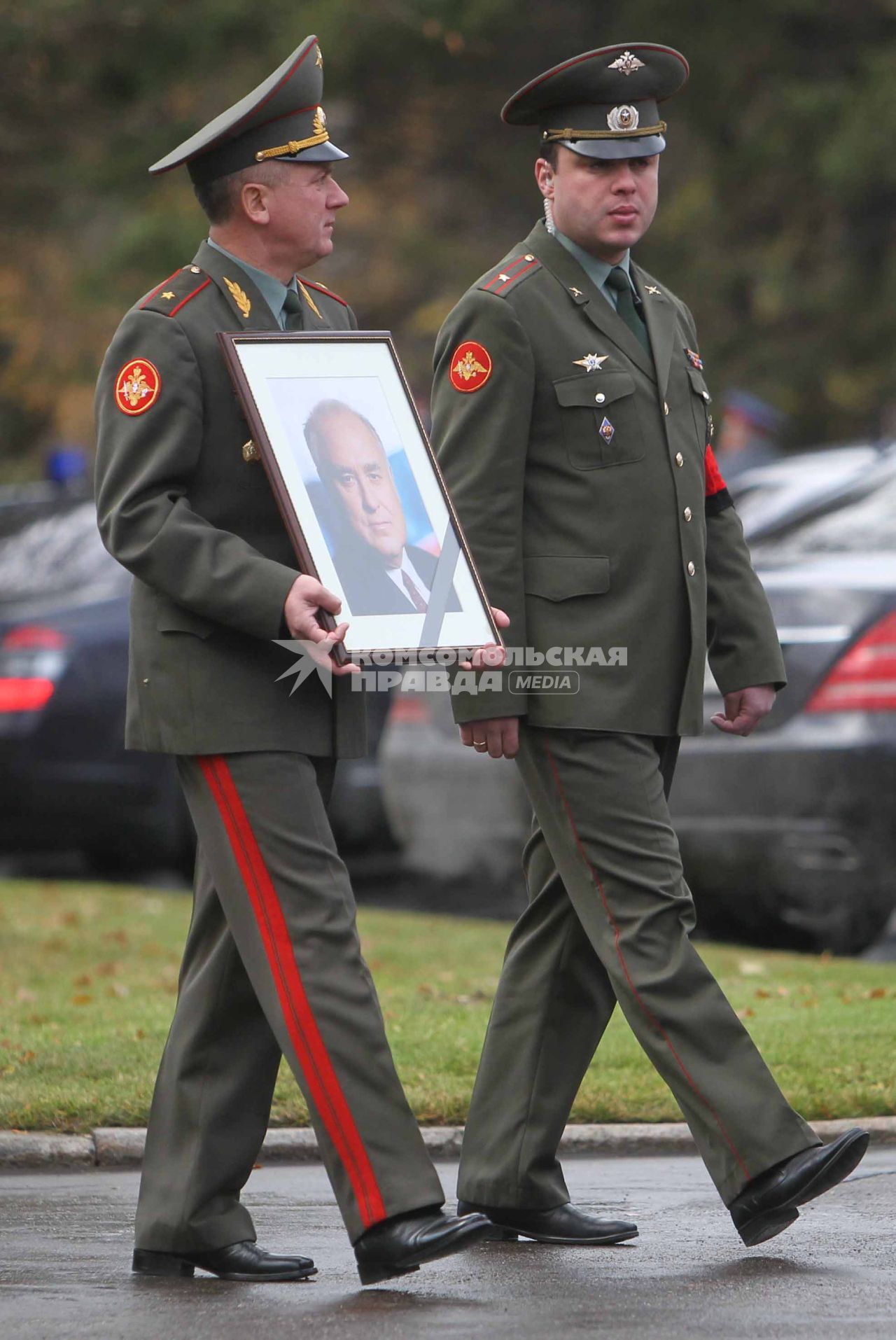 Дата съемки : 05.11.2010.
Прощание с экс-главой правительства России Виктором Черномырдиным , скончавшимся  на 73-м году жизни , панихида прошла в Доме приемов на Воробьевых горах 
На фото : военнослужащие несут портрет Черномырдина