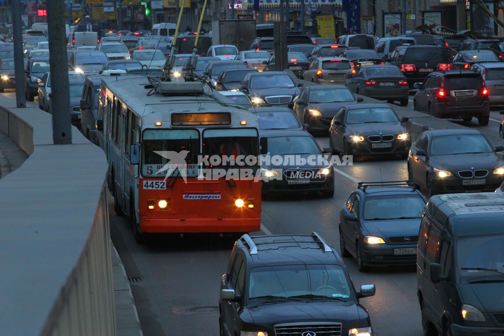 Дата съемки :10.11.2010.
Весь транспорт стоит в пробке
На фото :  троллейбус стоит в пробке