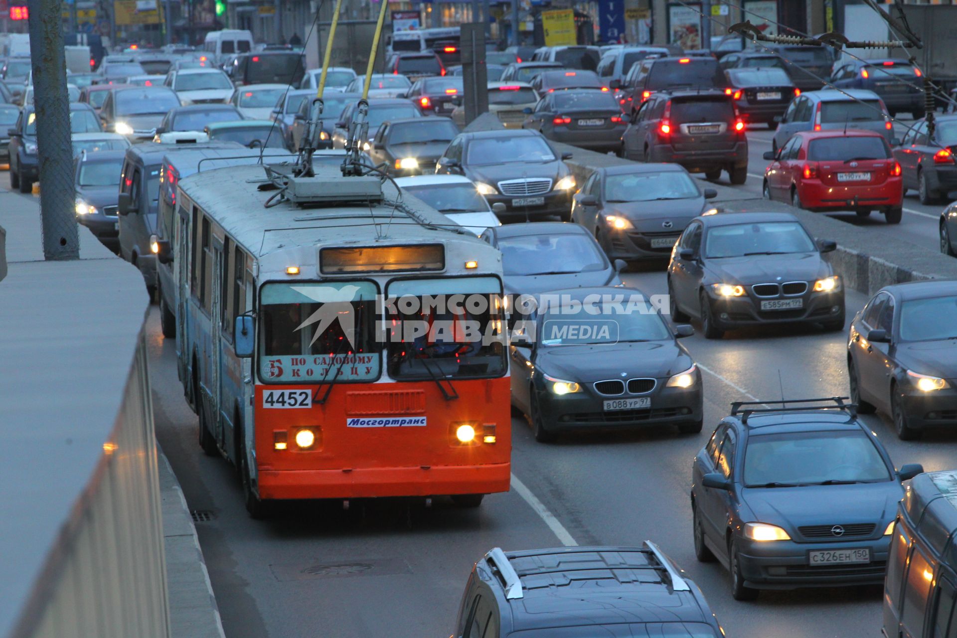 Дата съемки :10.11.2010.
Весь транспорт стоит в пробке
На фото :  троллейбус в пробке