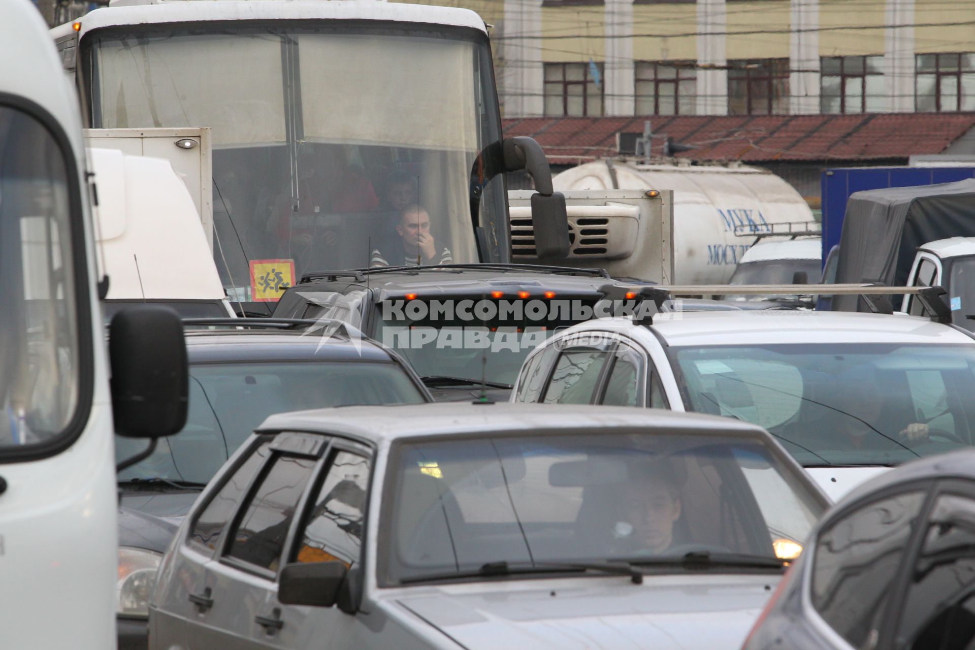 Пробка возле ст. м. Савеловская. Автобус для перевозки детей стоит в пробке вместе со всем потоком. 10 ноября 2010 года.