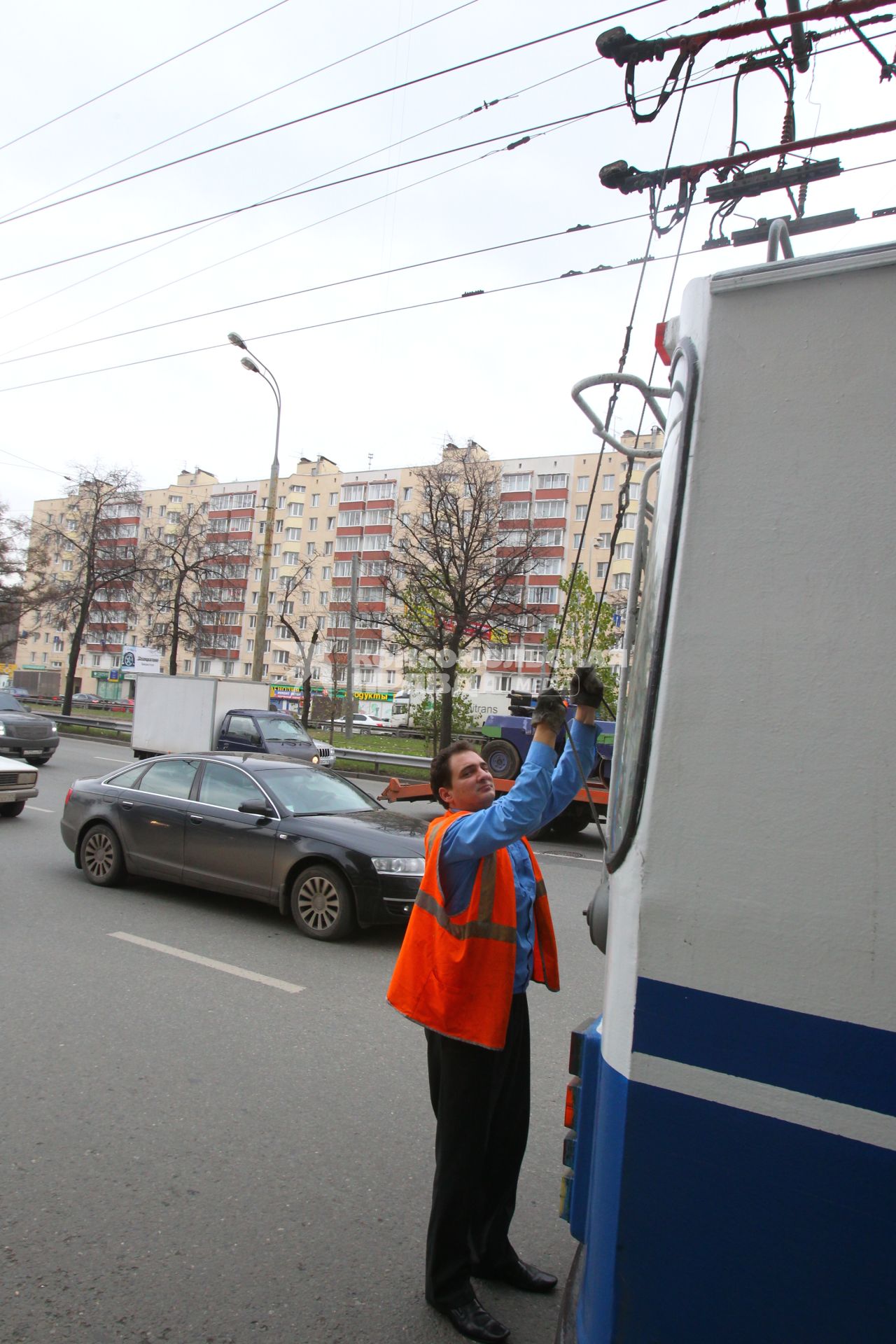 Дата съемки :10.11.2010.
Весь транспорт стоит в пробке
На фото :  у троллейбуса свалились рога