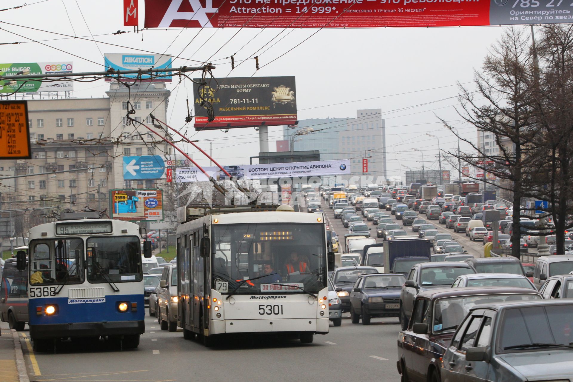 Дата съемки :10.11.2010.
Весь транспорт стоит в пробке
На фото :  троллейбус приближается к остановке