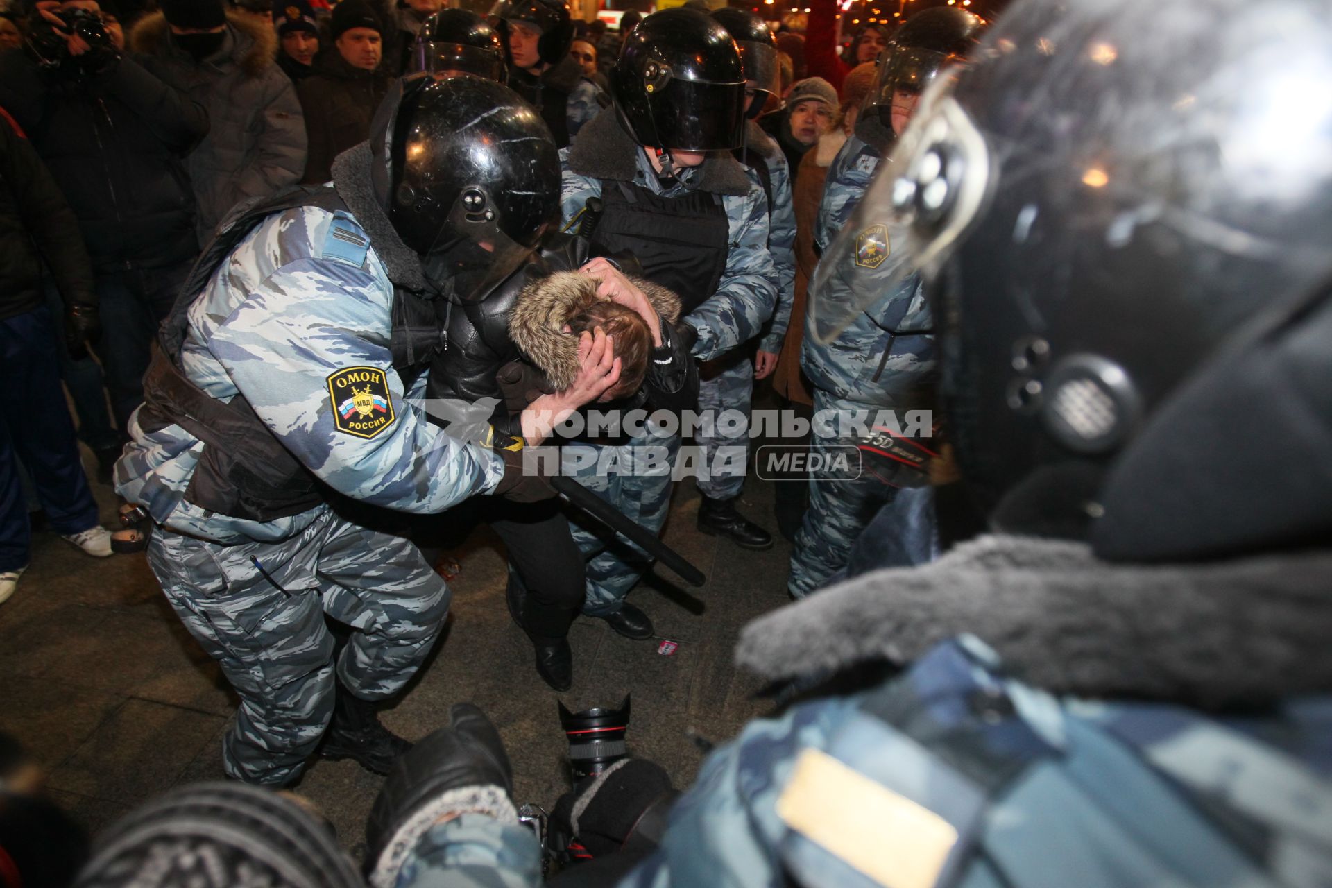 На площади Европы, около Киевского вокзала, прошла незаконная акция. На снимке: Сотрудники ОМОНа проводят задержание. 15 декабря 2010 года.