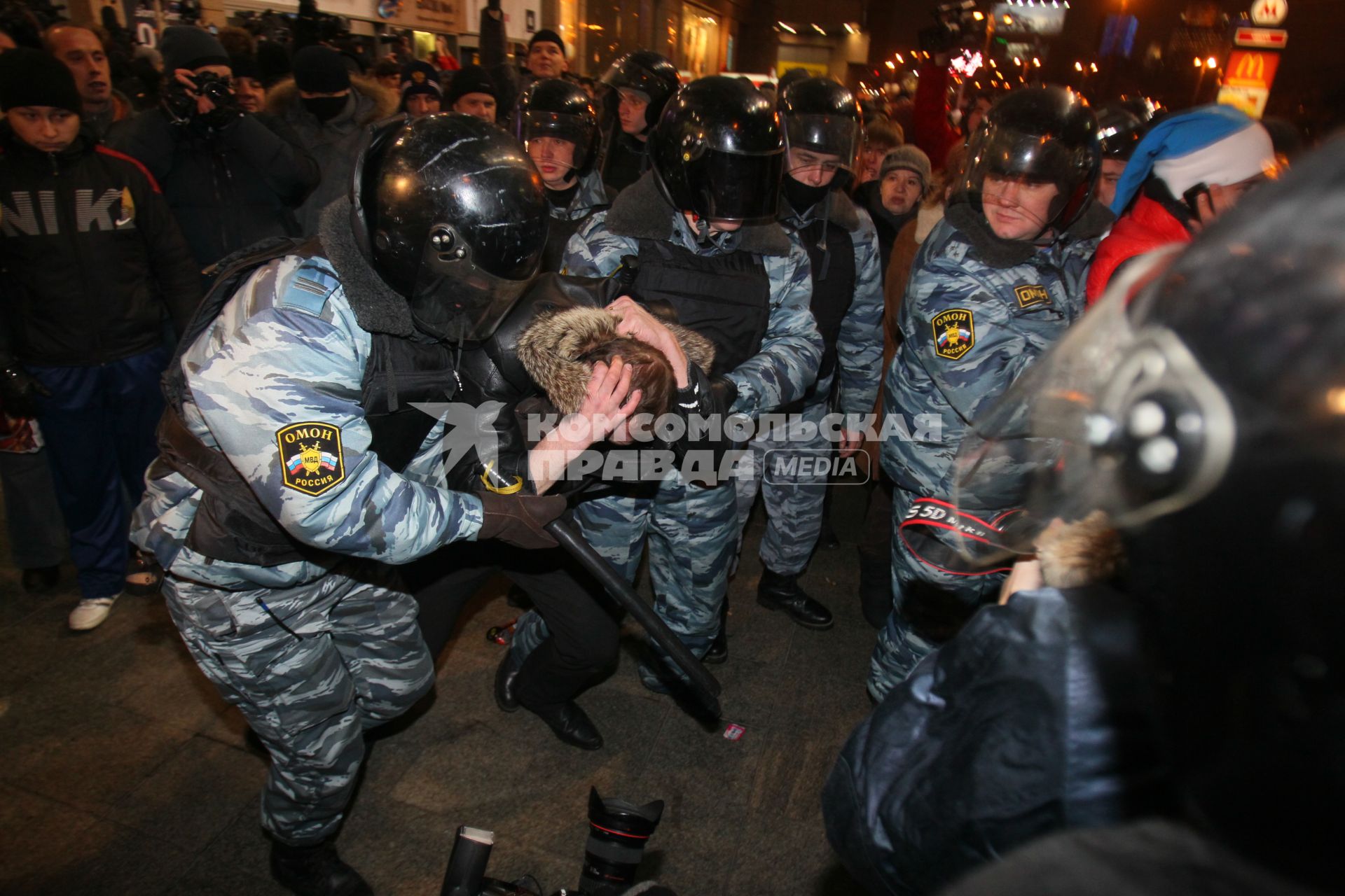 На площади Европы, около Киевского вокзала, прошла незаконная акция. На снимке: Сотрудники ОМОНа проводят задержание. 15 декабря 2010 года.