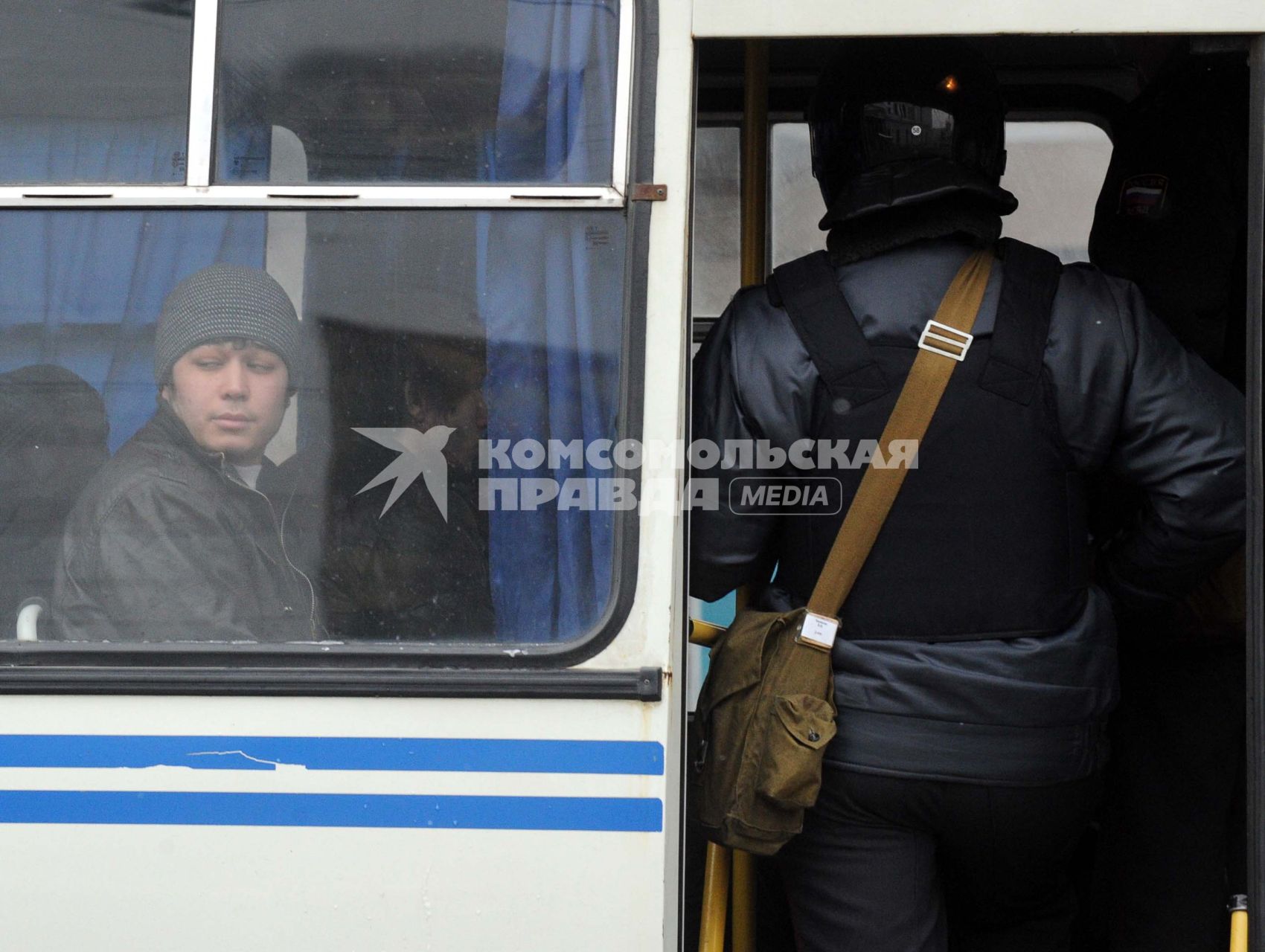 На площади Европы, около Киевского вокзала, прошла незаконная акция. На снимке: Задержание сотрудниками ОМОНа. 15 декабря 2010 года.