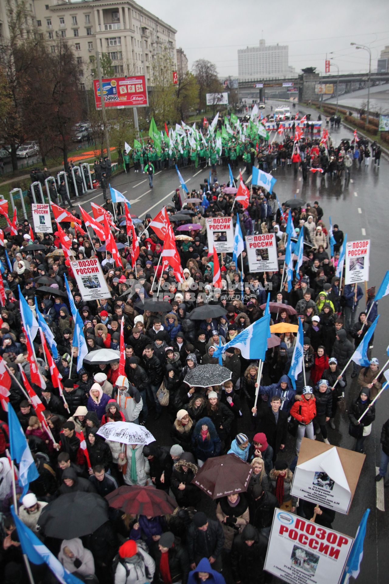 Дата съемки : 04.11.2010.
Акция РУССКИЙ МАРШ _ ВСЕ СВОИ  организованная движением  НАШИ , завершилась в среду в Москве танцевальным шествием по Бережковской набережной. 
На фото :   делегации из различных регионов России и зарубежных государств, которые несут национальные флаги и различные транспоранты