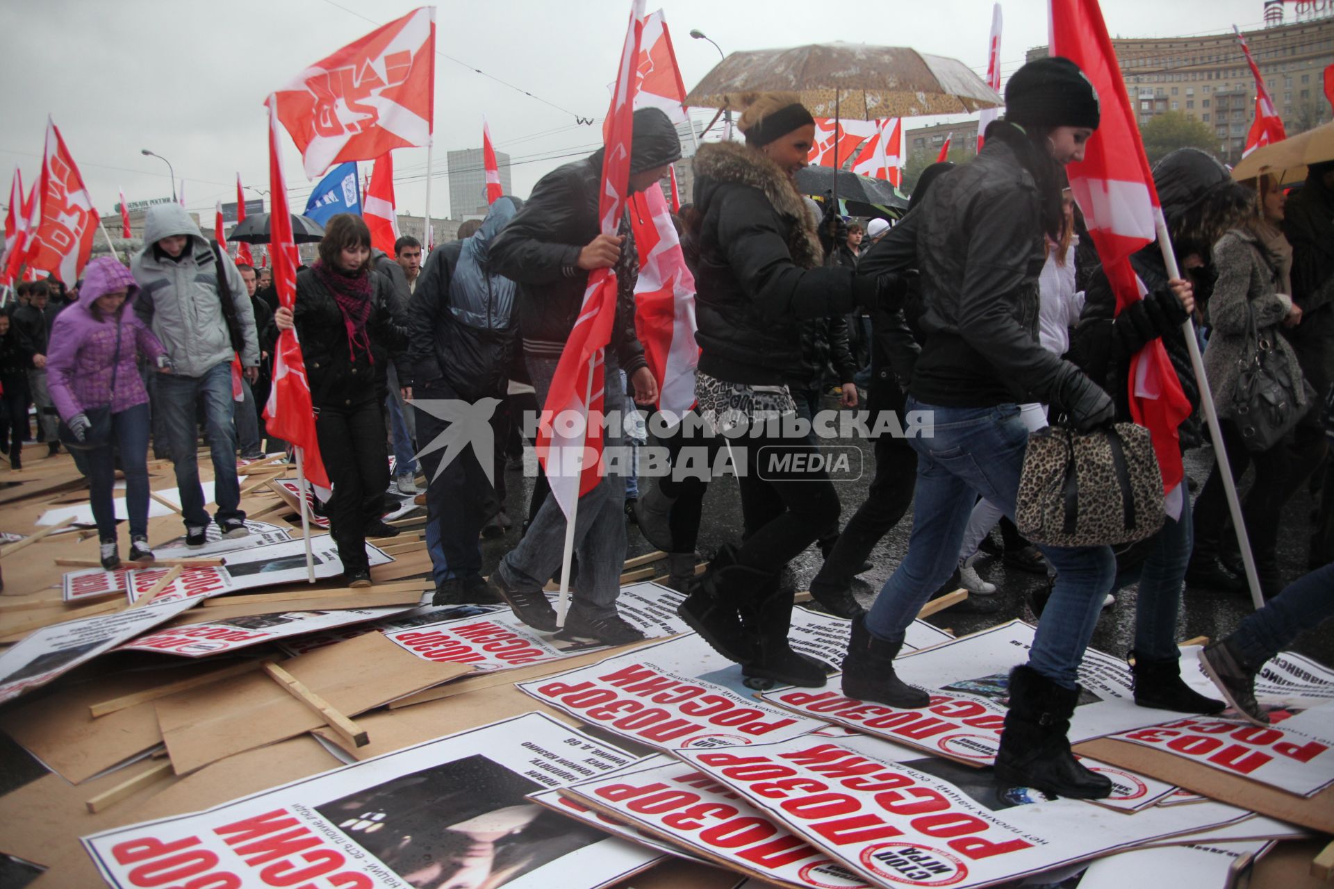 Дата съемки : 04.11.2010.
Акция РУССКИЙ МАРШ _ ВСЕ СВОИ  организованная движением  НАШИ , завершилась в среду в Москве танцевальным шествием по Бережковской набережной. 
На фото :   делегации из различных регионов России и зарубежных государств, которые несут национальные флаги и различные транспоранты