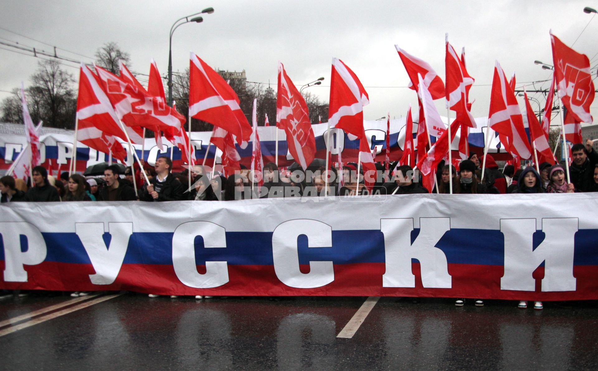 Дата съемки : 04.11.2010.
Акция РУССКИЙ МАРШ _ ВСЕ СВОИ  организованная движением  НАШИ , завершилась в среду в Москве танцевальным шествием по Бережковской набережной. 
На фото :   делегации из различных регионов России и зарубежных государств, которые несут национальные флаги и различные транспоранты